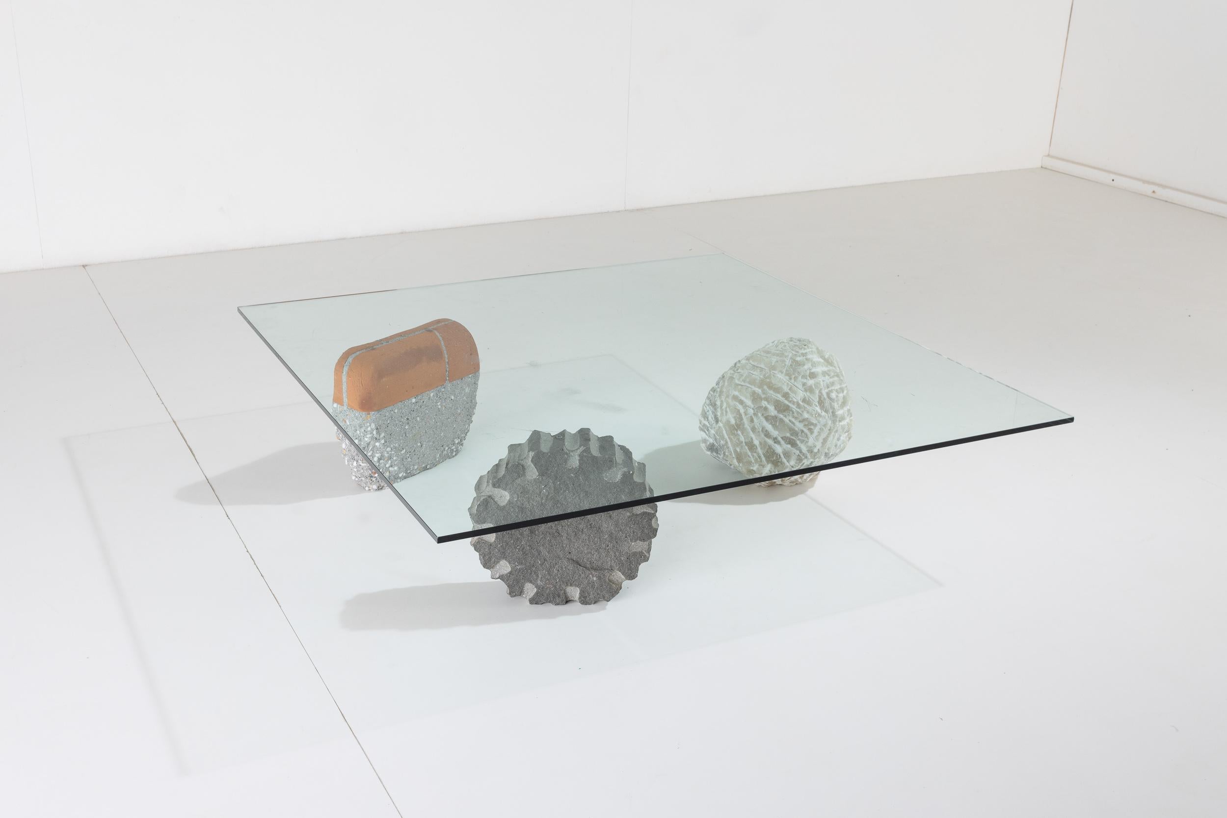 Niedriger Mitteltisch mit skulpturalen Steinfüßen und Glasplatte – Casigliani, Italien, 80er Jahre im Angebot 2