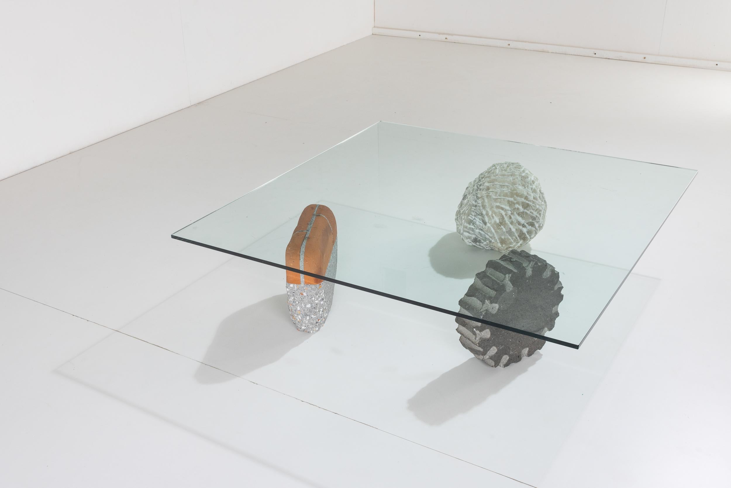 Niedriger Mitteltisch mit skulpturalen Steinfüßen und Glasplatte – Casigliani, Italien, 80er Jahre im Angebot 3