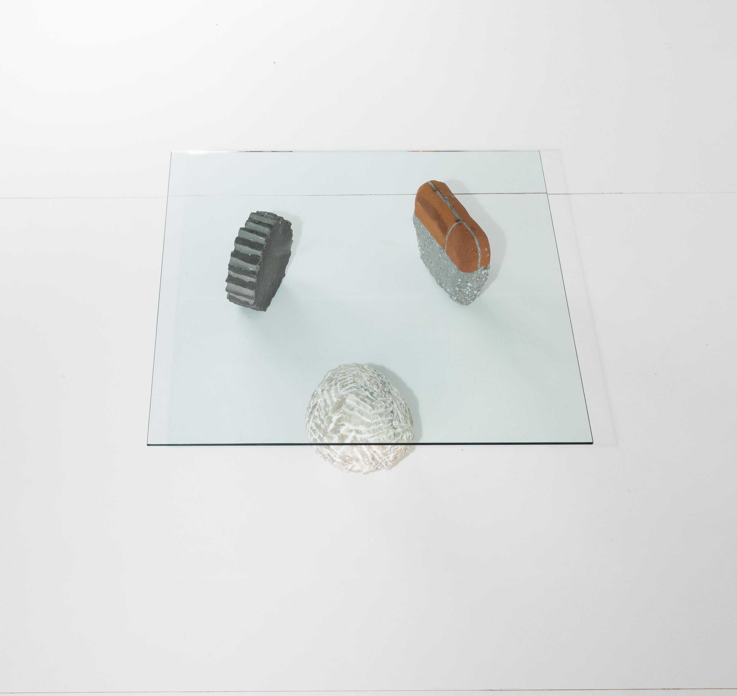 Table basse centrale avec pieds sculpturaux en pierre et plateau en verre, Casigliani, Italie, années 80 3
