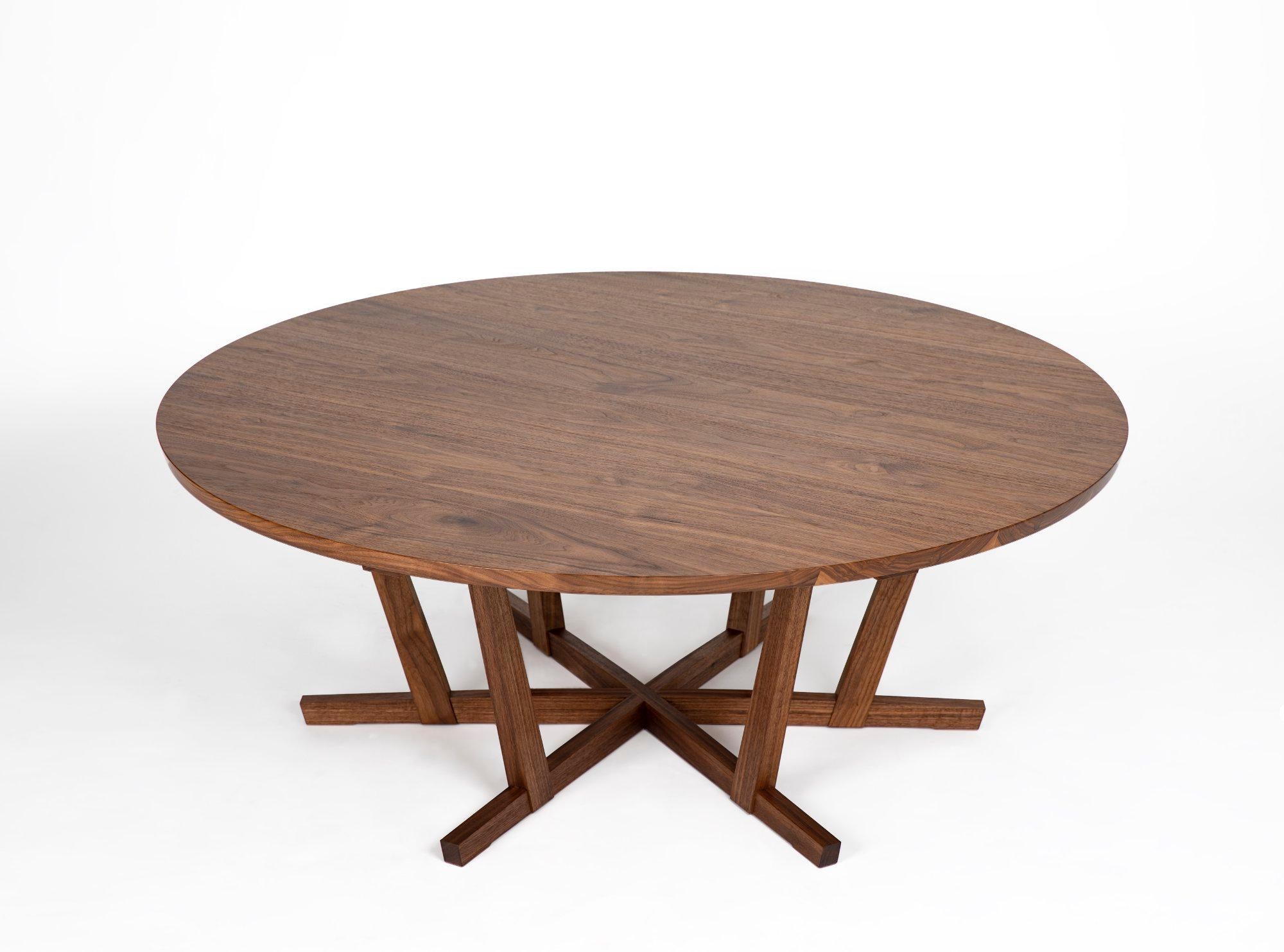 La mesa de centro Center-Peace, hecha a mano por el maestro artesano y diseñador Frank Buschmann, se inspira tanto en el mundo natural como en el pensamiento filosófico. El diseño tiene sus raíces en la 
