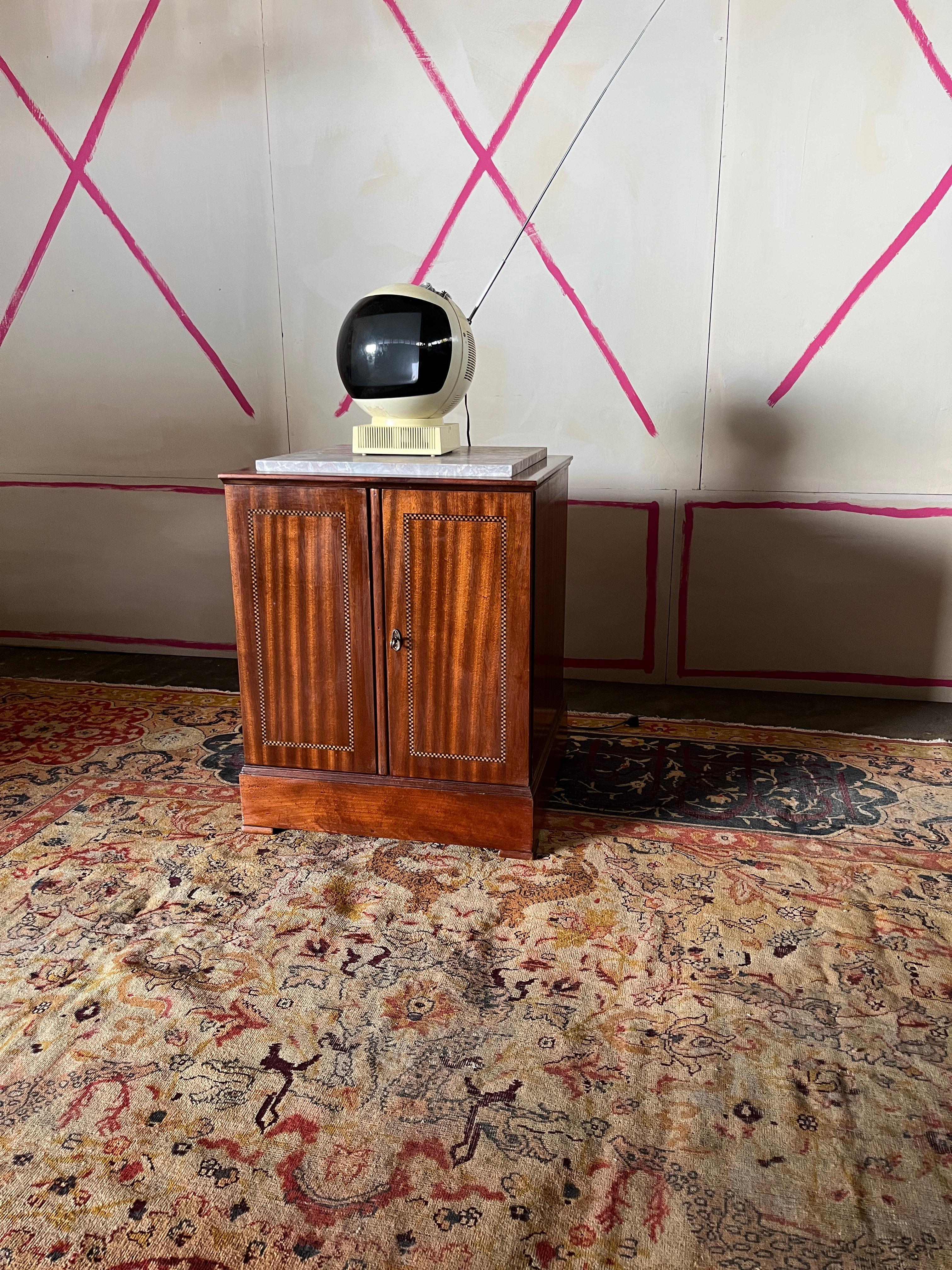 Meuble Jugendstil à piédestal central en vente 9