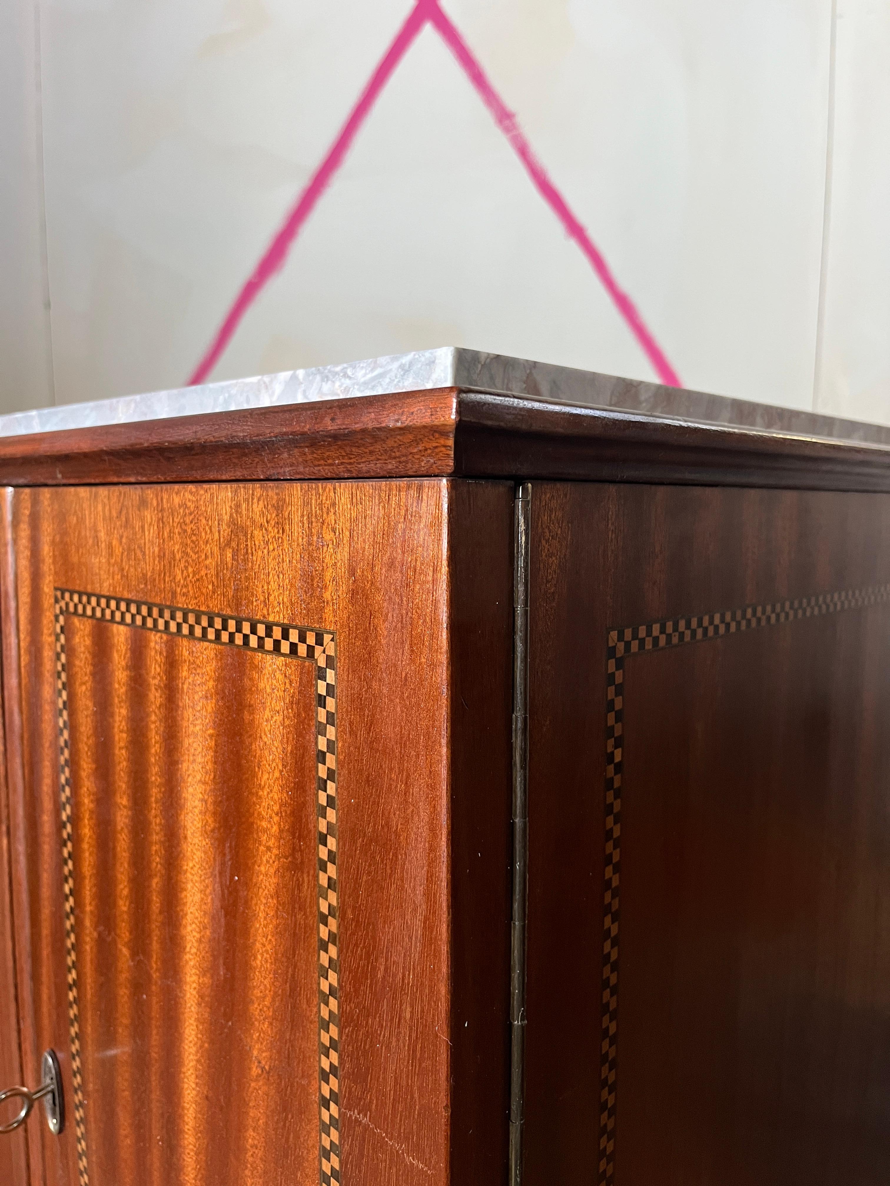 Début du 20ème siècle Meuble Jugendstil à piédestal central en vente
