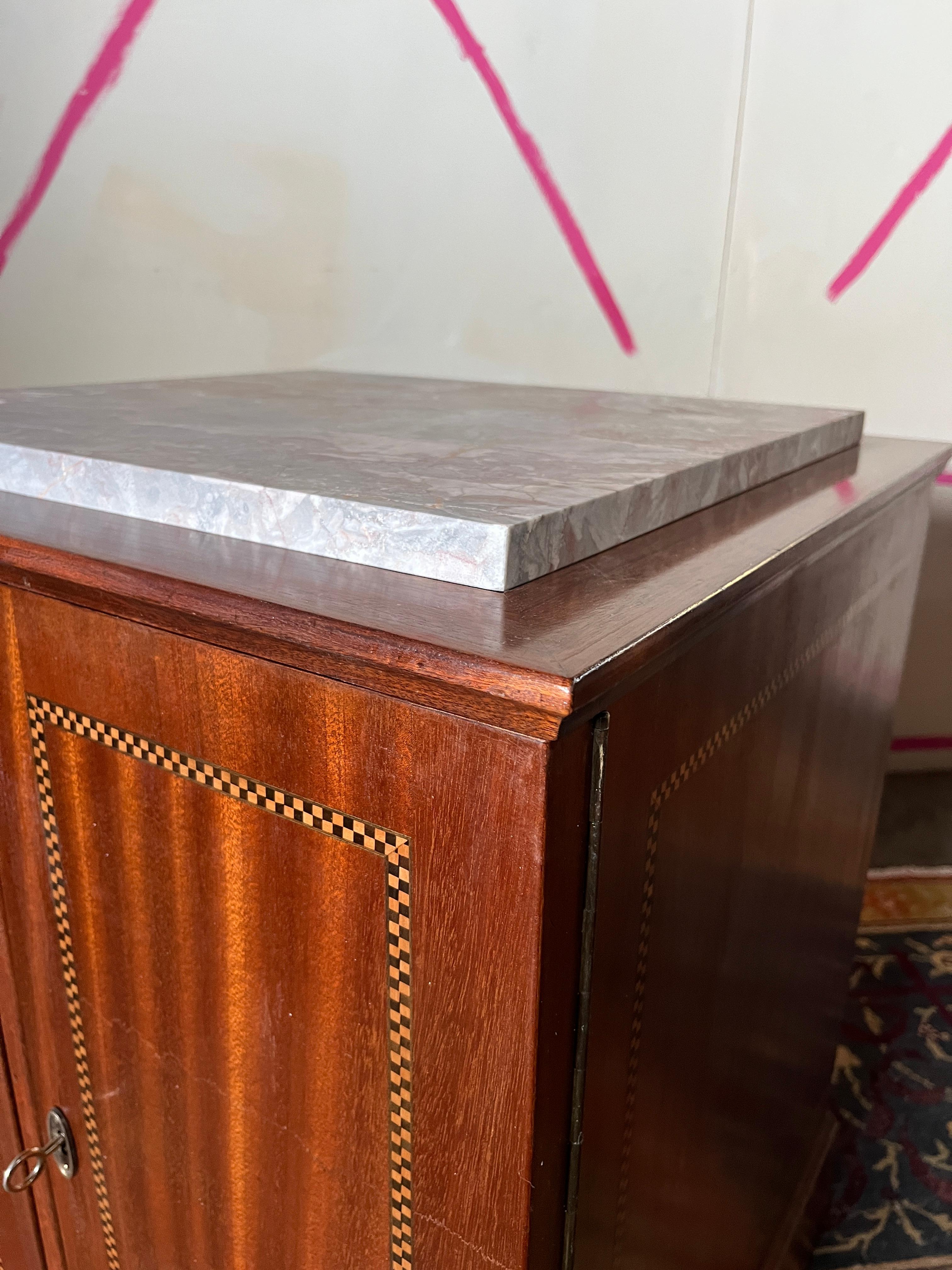 Marbre Meuble Jugendstil à piédestal central en vente