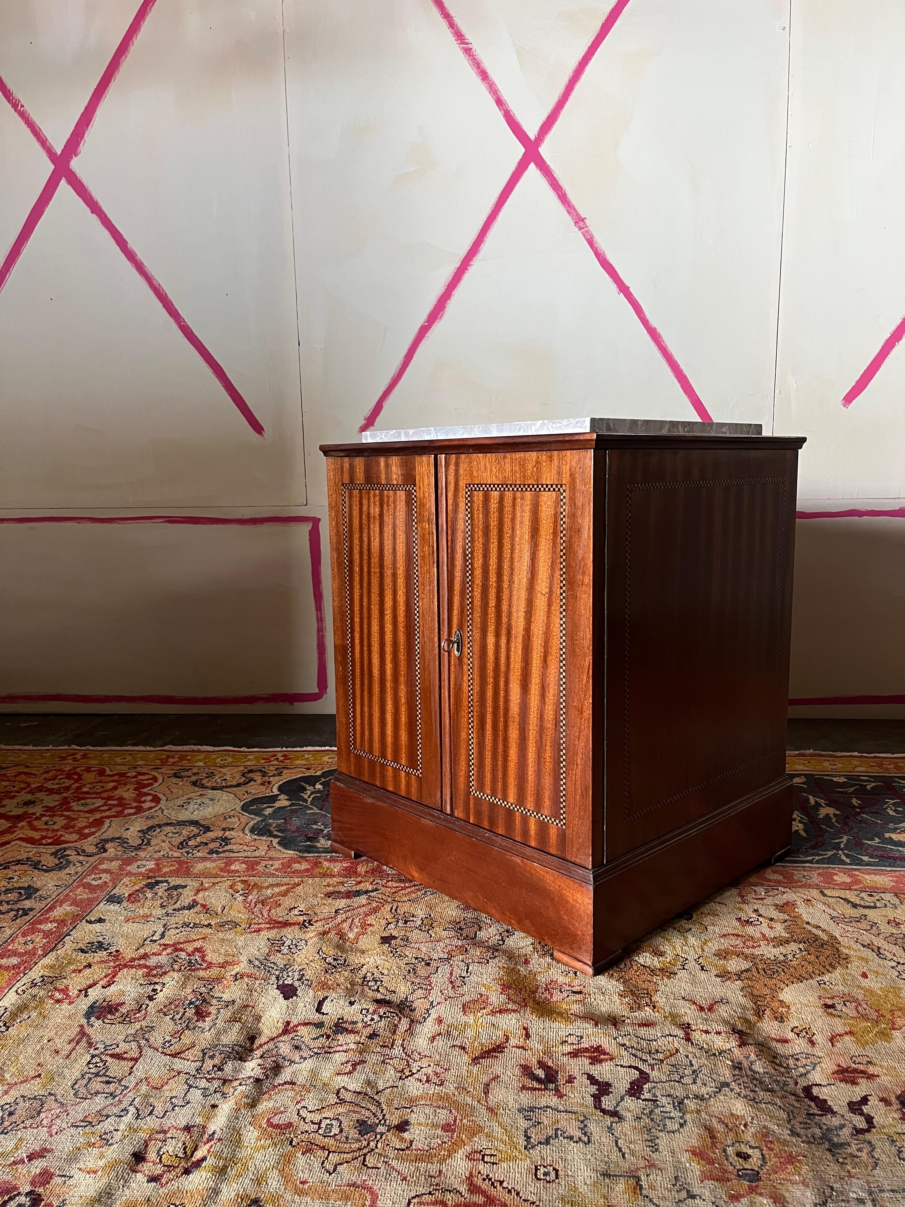 Meuble Jugendstil à piédestal central en vente 1