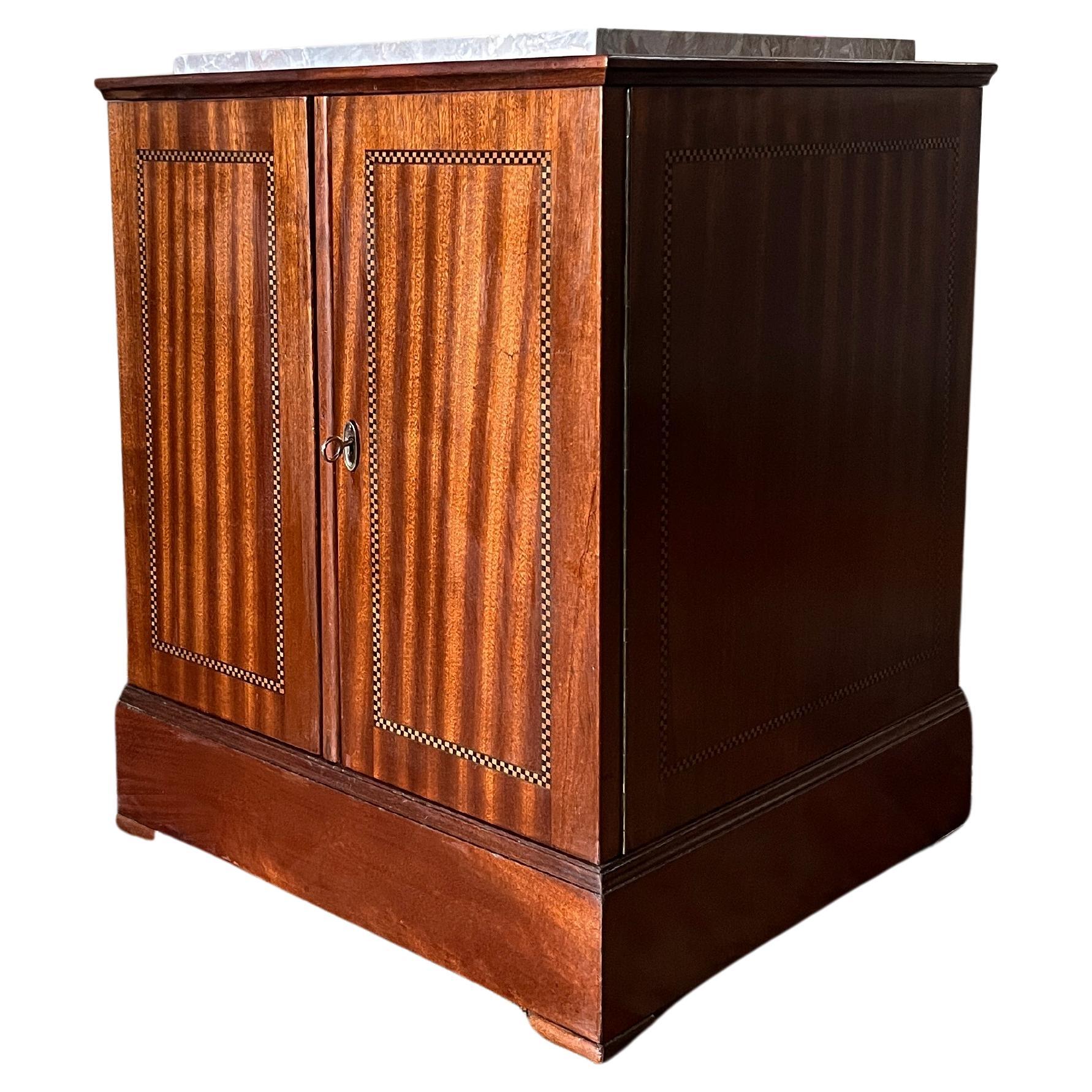 Armario Jugendstil con pedestal central