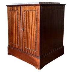 Armario Jugendstil con pedestal central