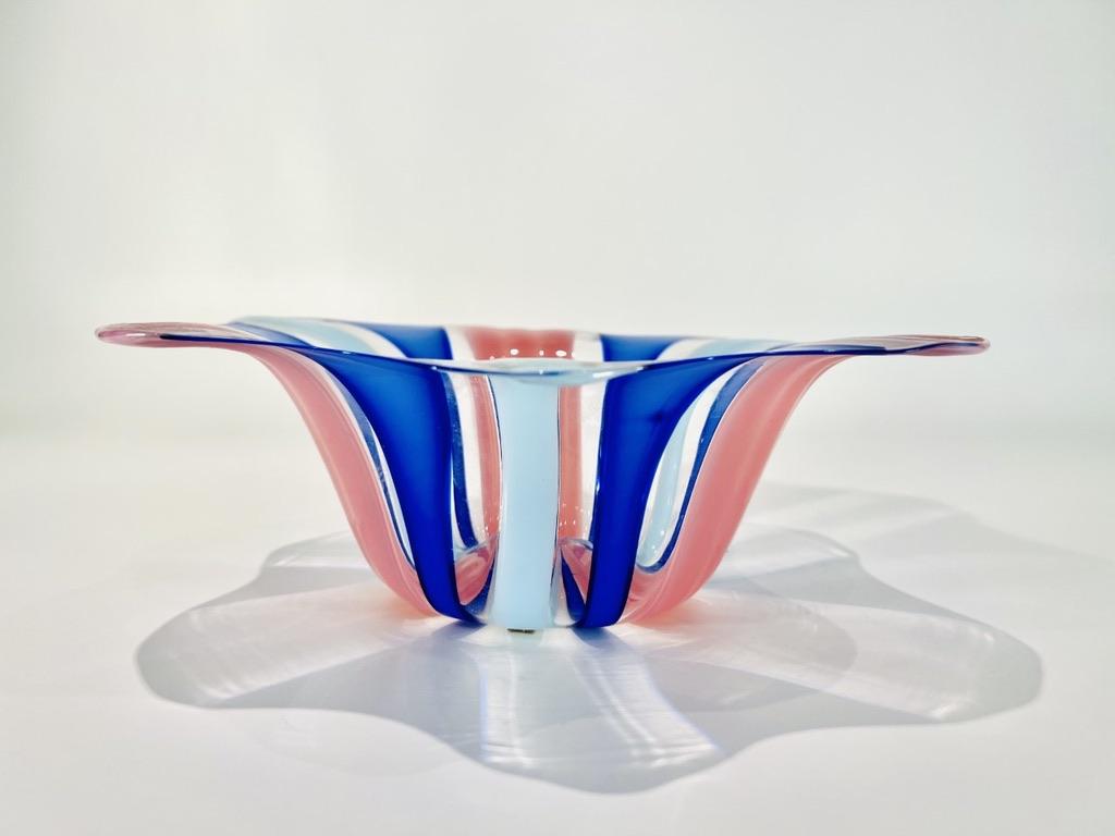 Incroyable pièce centrale en verre de Murano bicolore par SILVANI pour Fratelli Toso vers 1990.