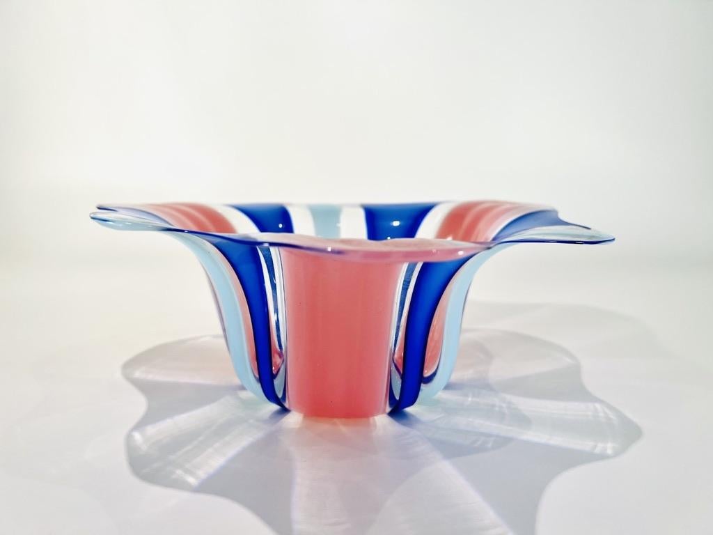 International Style Center Piece in Murano glass by Silvani to Fratelli Toso 1990. For Sale