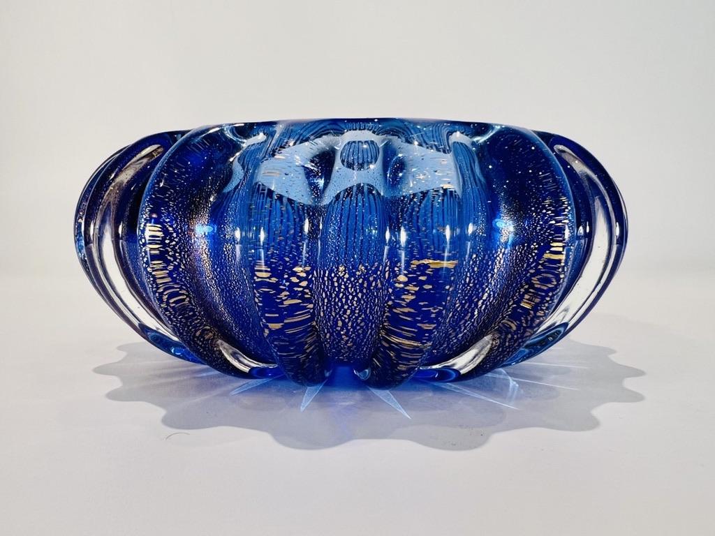 Incredibile centrotavola in vetro di Murano con oro in blu intenso di Archimede Seguso circa 1950