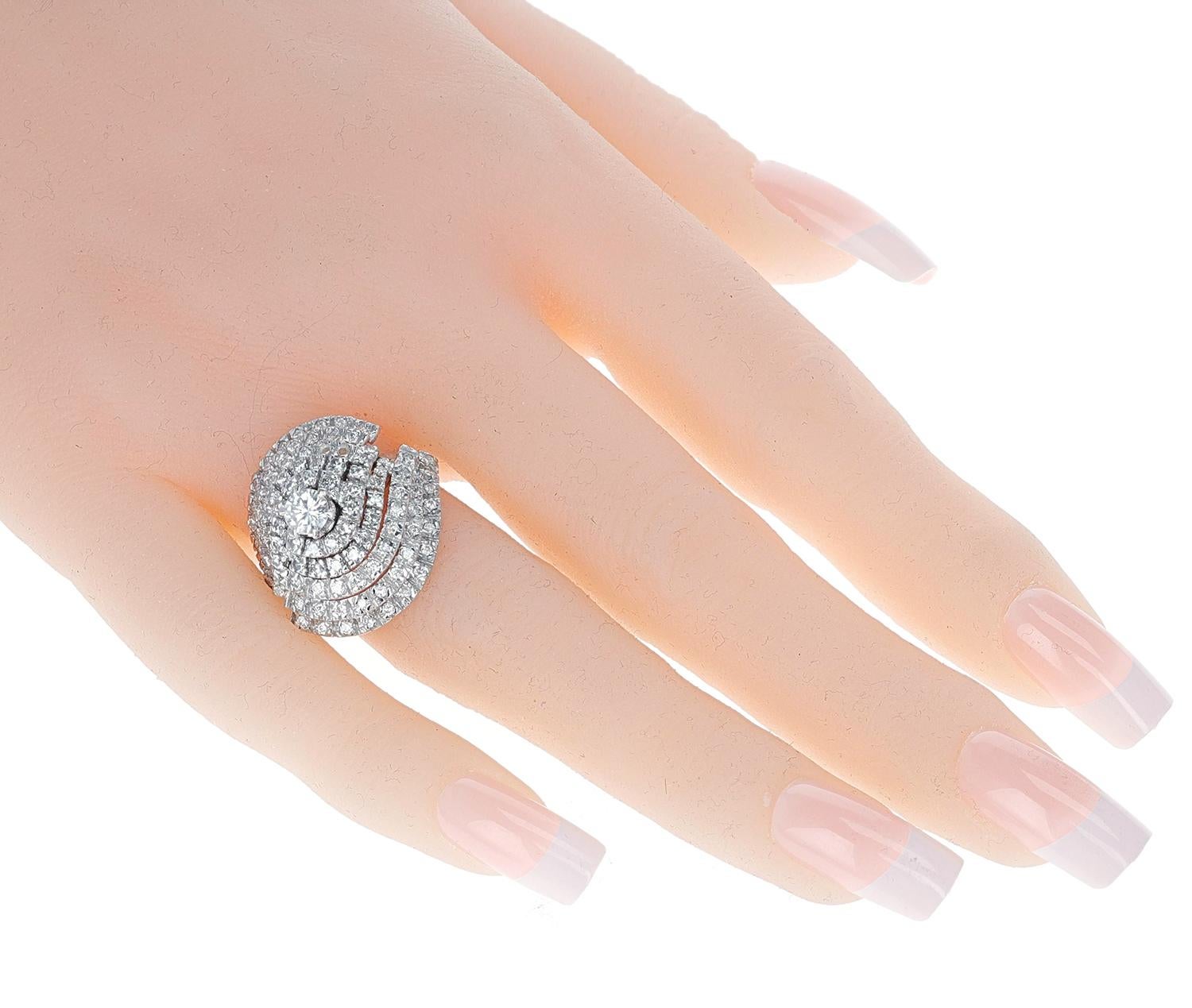 In der Mitte runder Diamant mit mehrlagigem Cocktailring mit Diamanten, 18k im Angebot 1