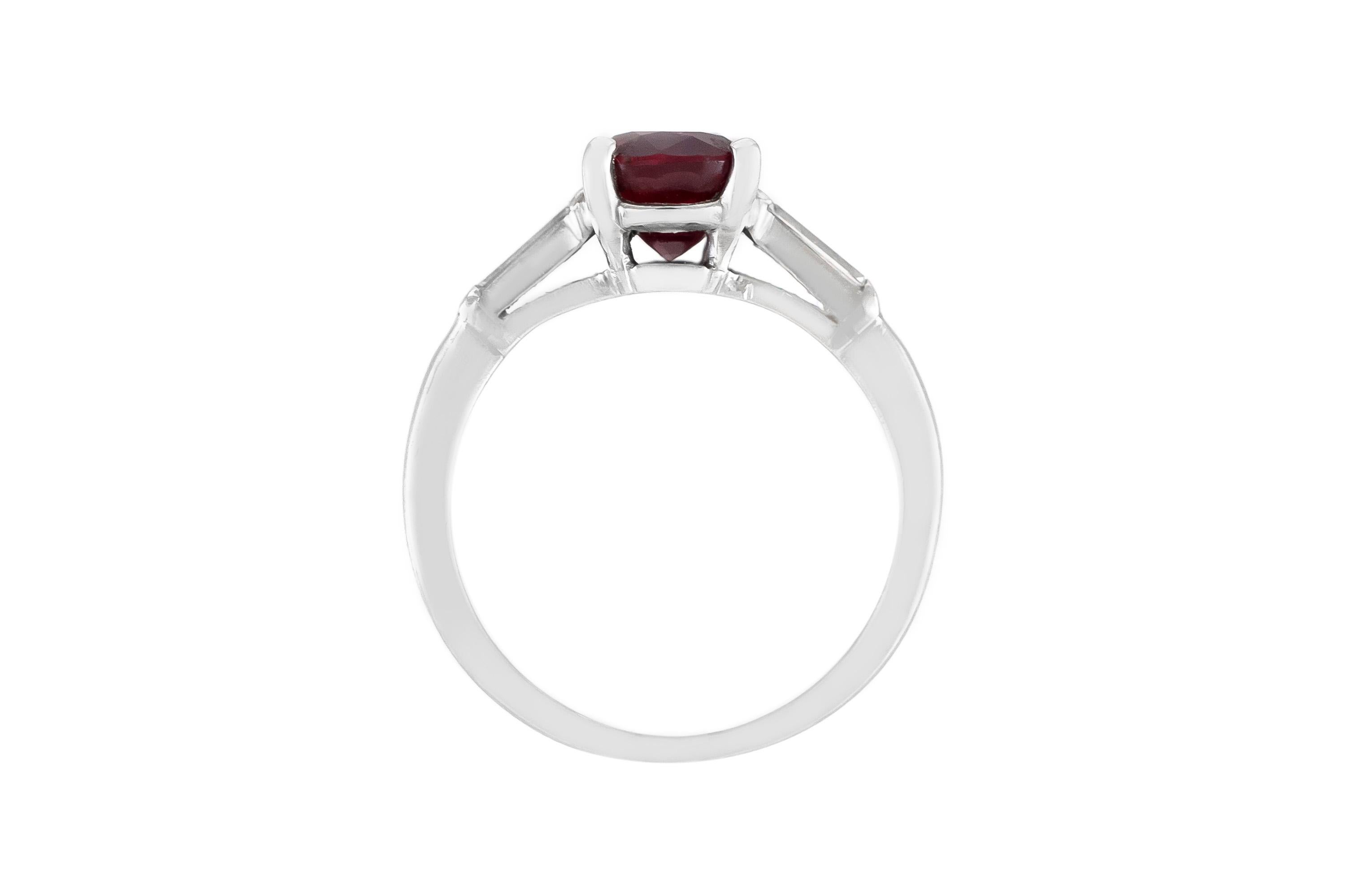 Der Ring ist fein in Platin mit Zentrum Rubin mit einem Gesamtgewicht von etwa 1,43 Karat und Diamanten auf der Seite mit einem Gesamtgewicht von etwa 0,20 Karat gefertigt.
Um 1950
