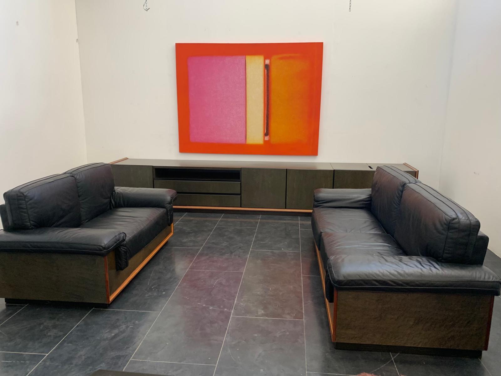 Interni progettati per il centro, disegnati da Vittorio Frigerio nel 1981 per una famiglia dell'alta borghesia.
Il nome e la posizione saranno forniti al momento dell'acquisto. 
Composizione: Credenza-contenitore lunga 4 m, alta 64 cm e profonda 64