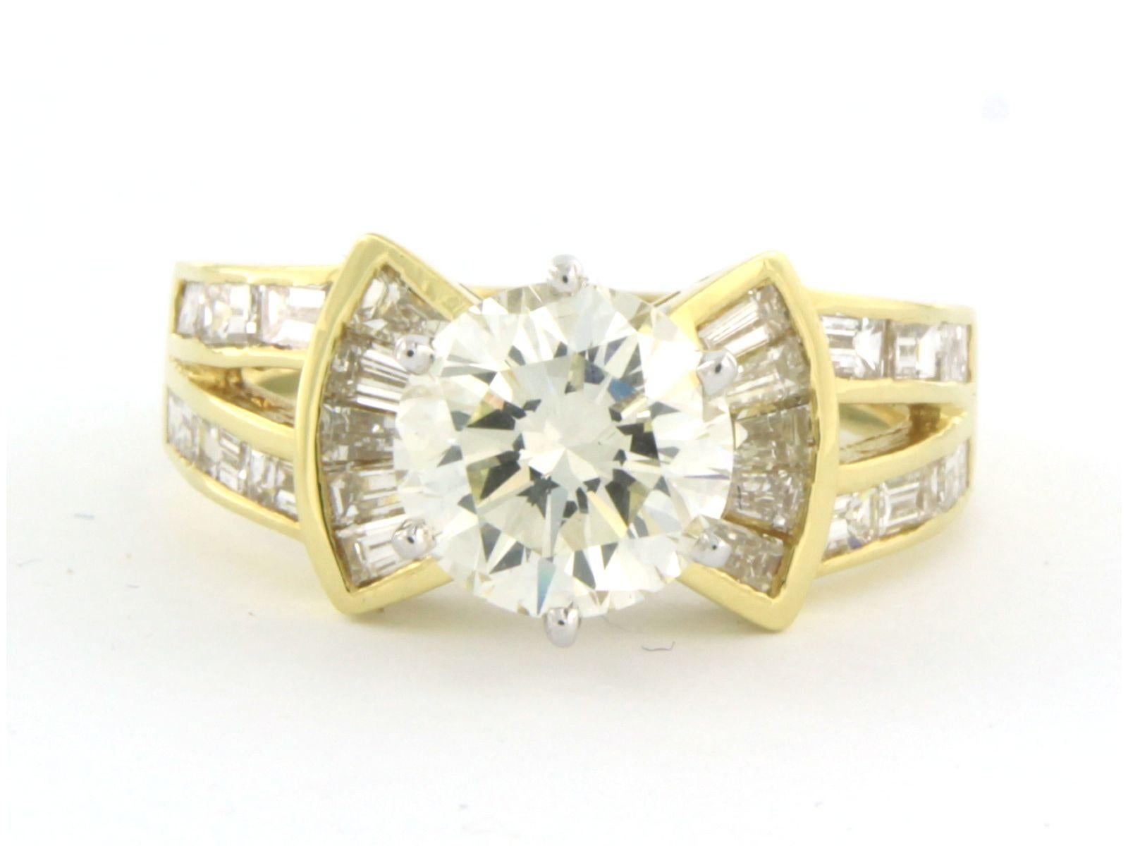 18k bicolor gold ring set with a center brilliant cut diamond. 2.20ct - N/O - VS/SI - and taper and baquet cut diamonds up to. 1.20ct - F/G - VS/SI - ring size U.S. 7.25 - EU. 17.5 (55)

detailed description:

the top of the ring is 9.6 mm wide by