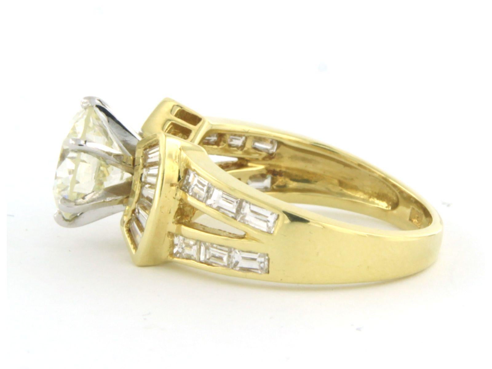 Mittelstein im Brillantschliff bis zu 2,20 Karat und Diamanten bis zu 1,20 Karat 18k Gold Ring im Angebot 2