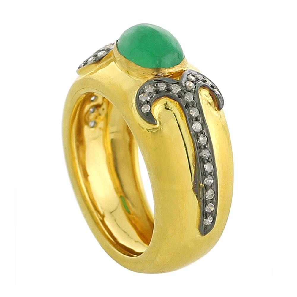Contemporary Center Stone Emerald Ring With Diamonds Made In 18k Yellow Gold For Sale