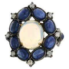 Bague en or 18 carats avec opale centrale entourée de saphirs bleus et diamants