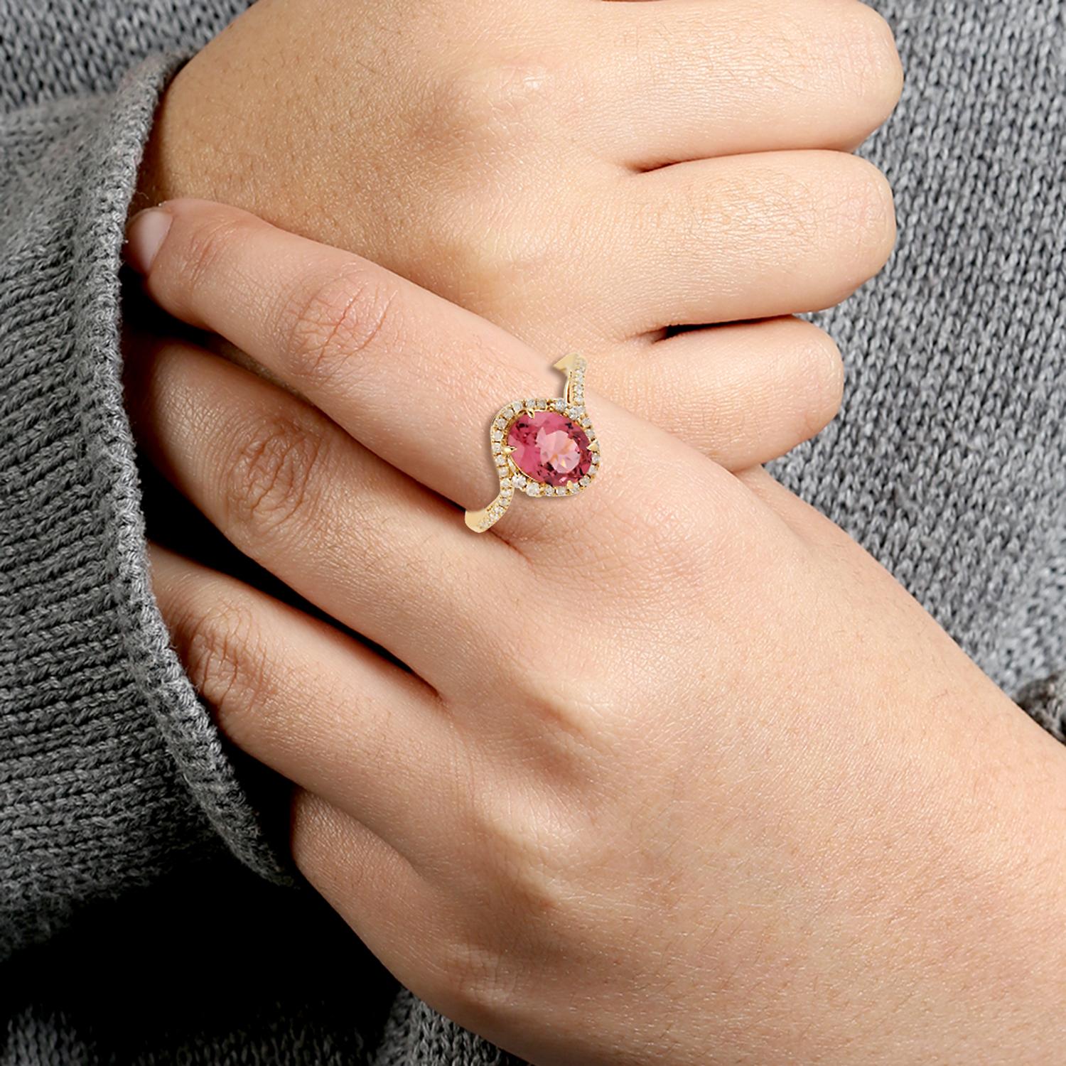 Art Déco Anello con pietra centrale in tormalina rosa e pavé di diamanti in oro 18 carati in vendita