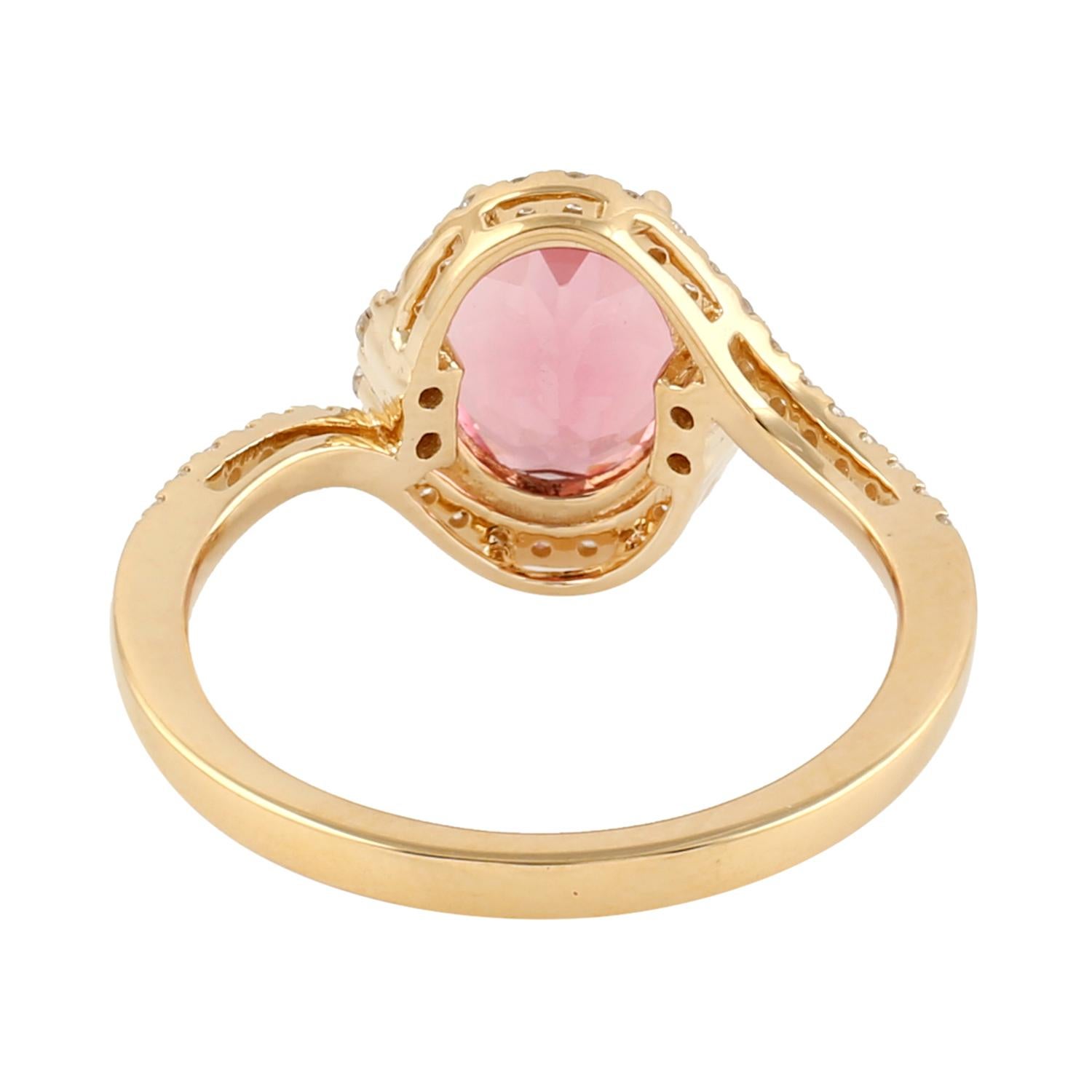 Taglio misto Anello con pietra centrale in tormalina rosa e pavé di diamanti in oro 18 carati in vendita