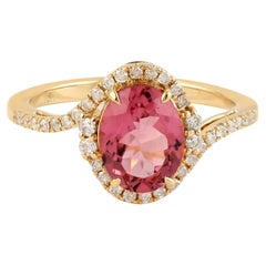 Bague en or 18 carats avec pierre centrale en tourmaline rose et diamants pavés