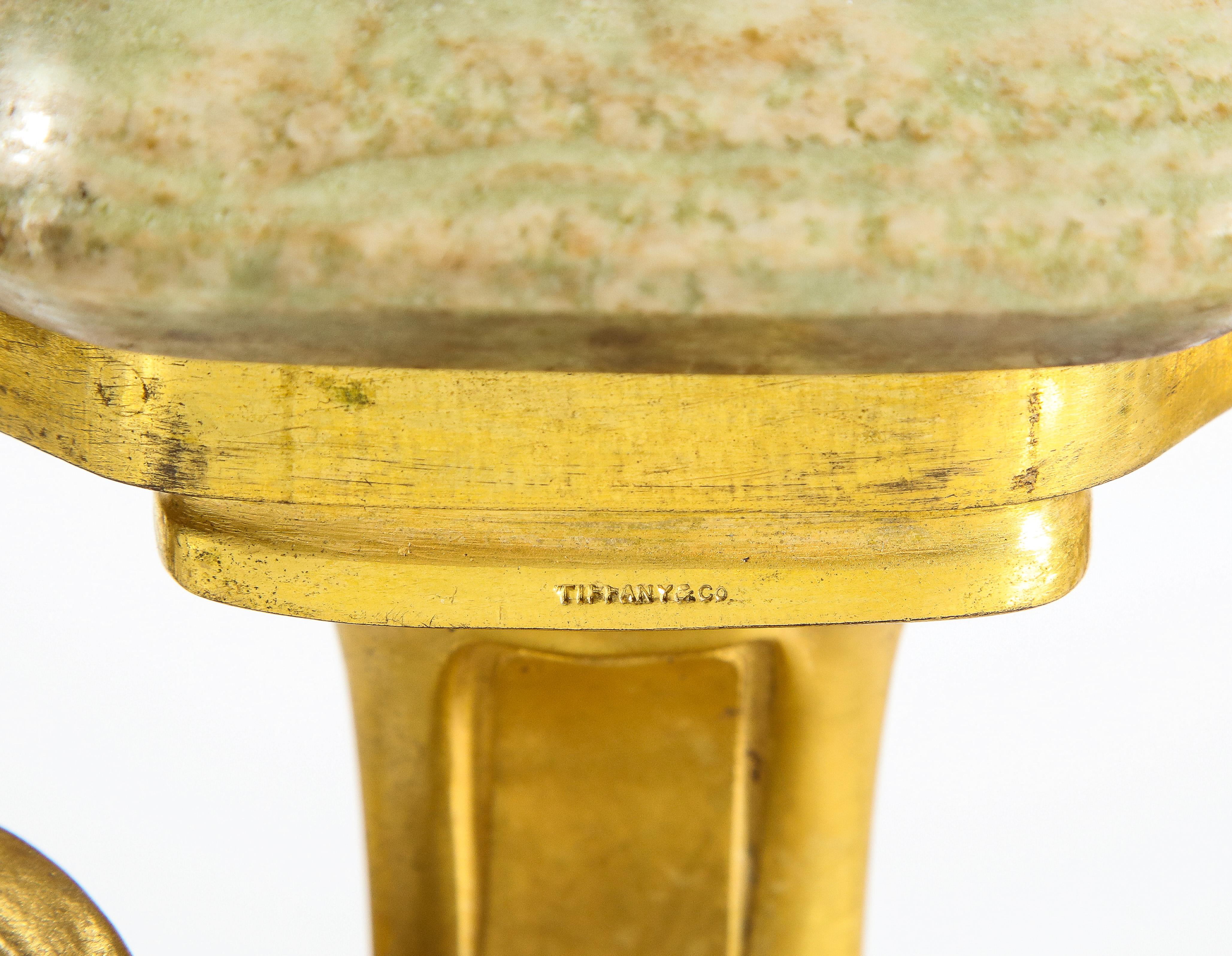 Tavolo da centro al dettaglio di Tiffany & Co., bronzo dorato e piano in marmo, firmato 10
