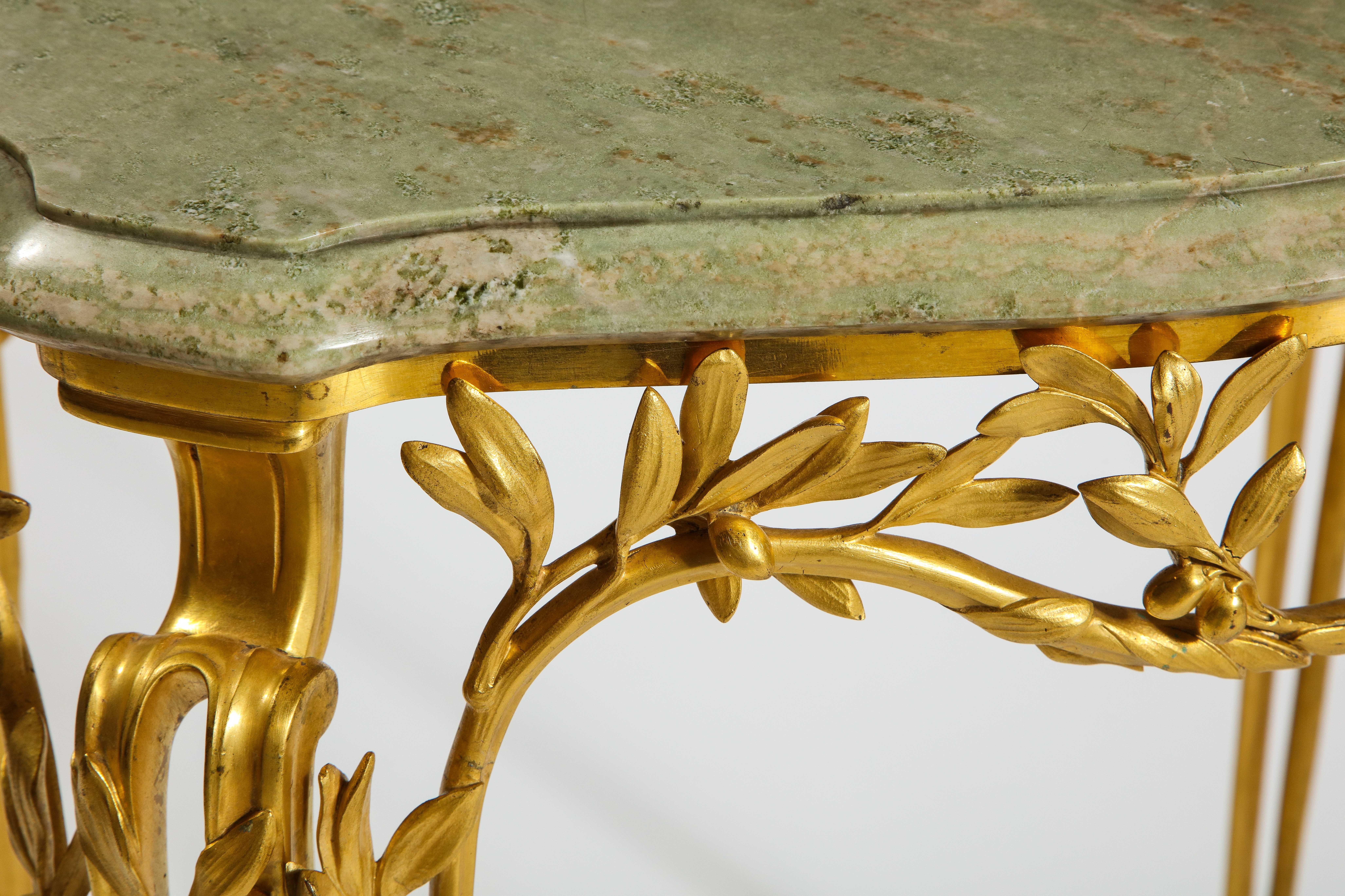 Inizio XX secolo Tavolo da centro al dettaglio di Tiffany & Co., bronzo dorato e piano in marmo, firmato