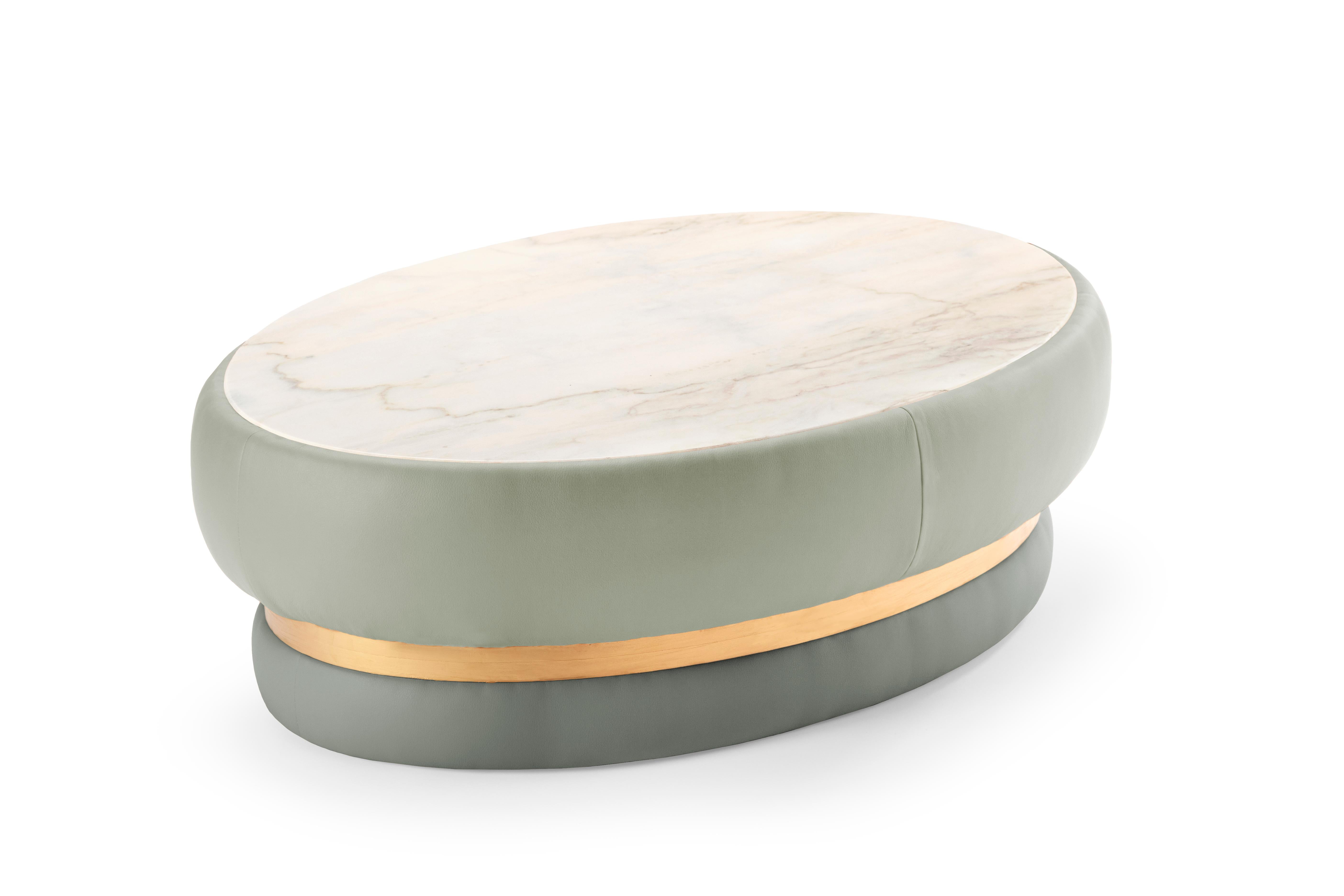 Mesa de centro moderna de mediados de siglo Chloé Camel, cuero sintético naranja, latón, mármol Portugués en venta