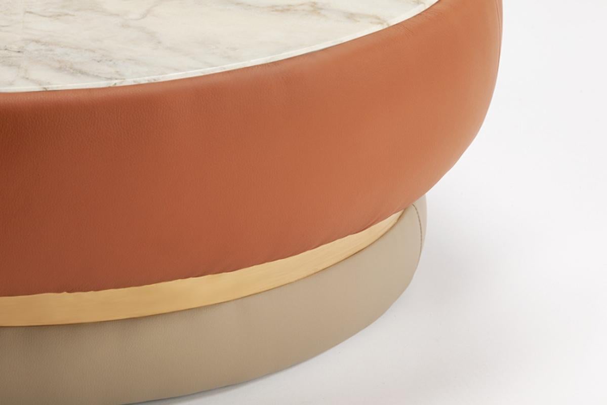Mid Century Modern Center Table Chloé Kamel, Orange Kunstleder, Messing, Marmor (Poliert) im Angebot