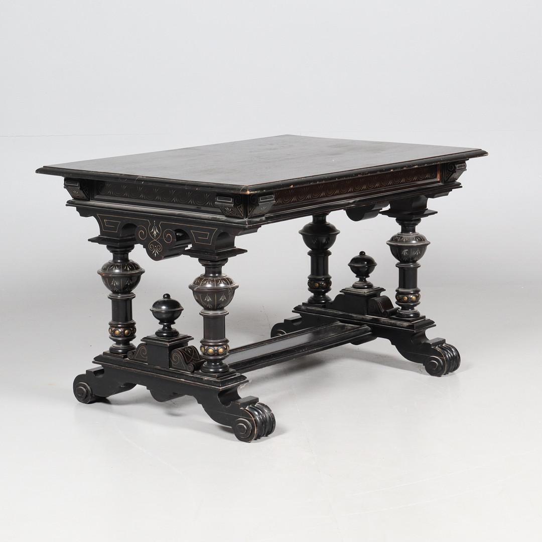 2ème moitié du 19ème siècle, bois massif, teinté noir, plateau rectangulaire orné de coins biseautés, pieds tournés en forme de balustre, traces d'âge et d'usage, quelques restaurations, dimensions 75 x 117 x 85 cm.