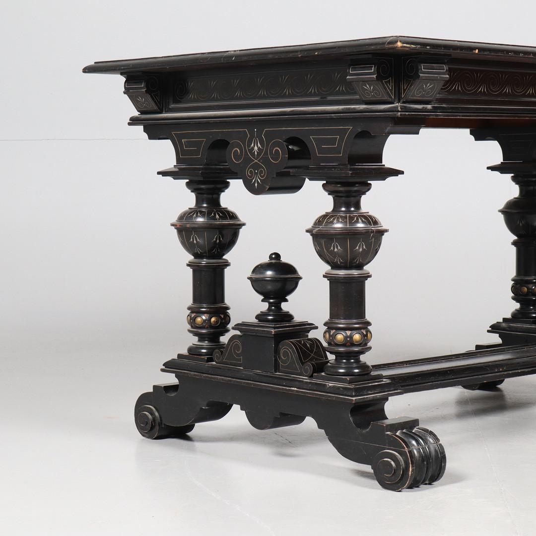 Suédois Table centrale de bureau style Renaissance en vente