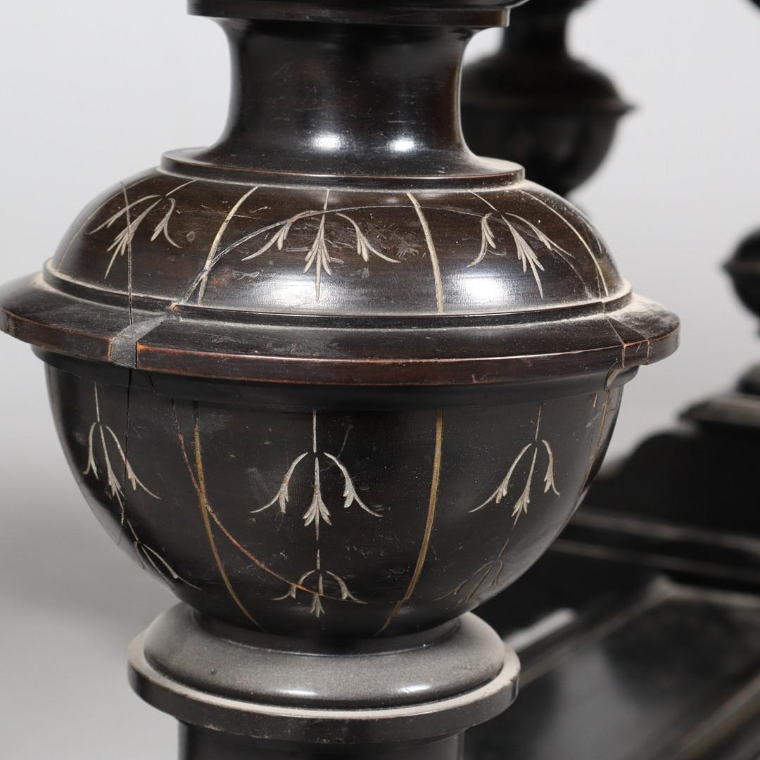 Bois de feuillus Table centrale de bureau style Renaissance en vente