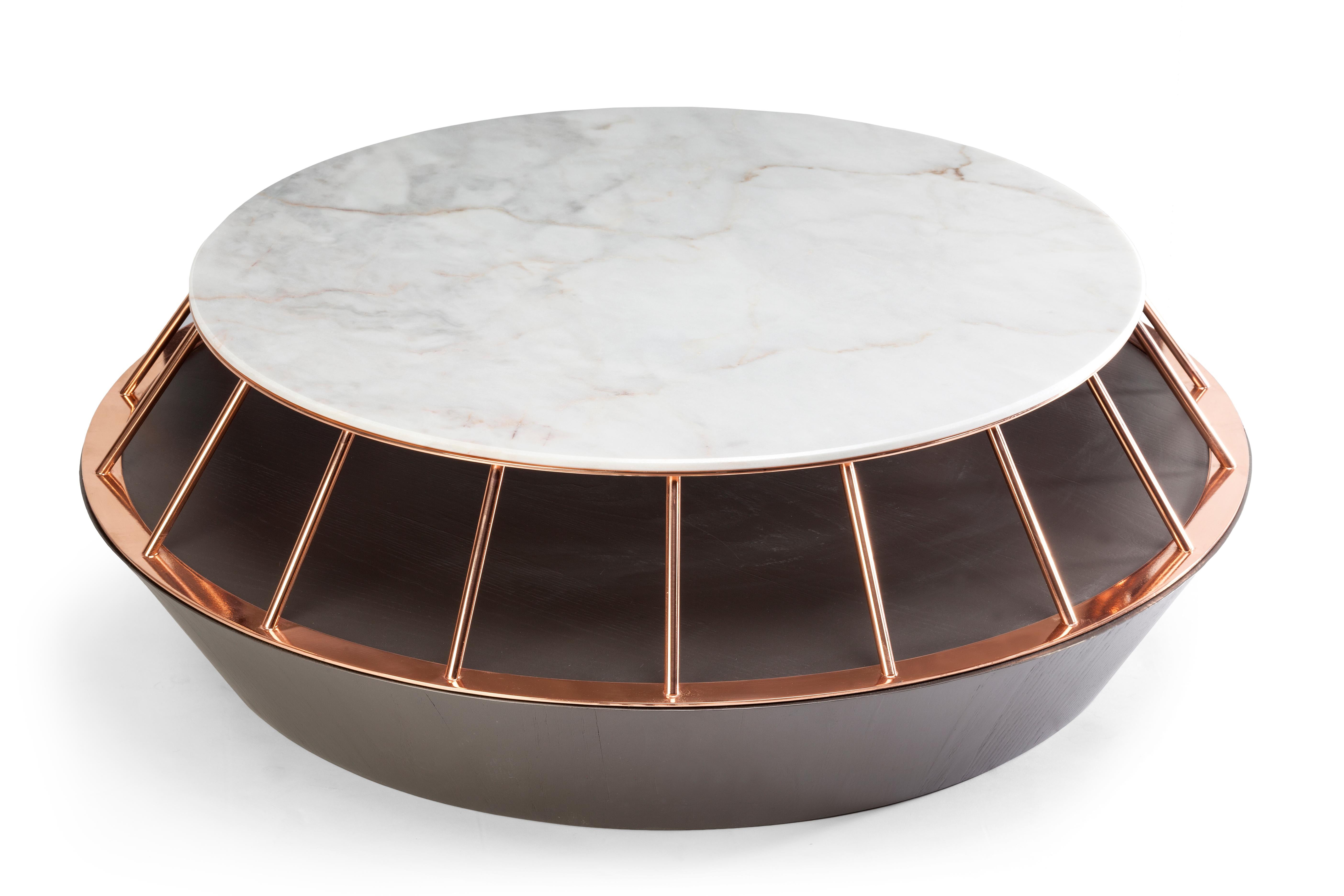 Die Kombination der Materialien des Eileen-Mitteltischs macht ihn zu einem originellen und eleganten Stück. Dieser Mitteltisch ist aus weißem Estremoz-Marmor, einer Struktur aus Messing oder Kupfer und einem Boden aus Sperrholzfurnier gefertigt. Auf