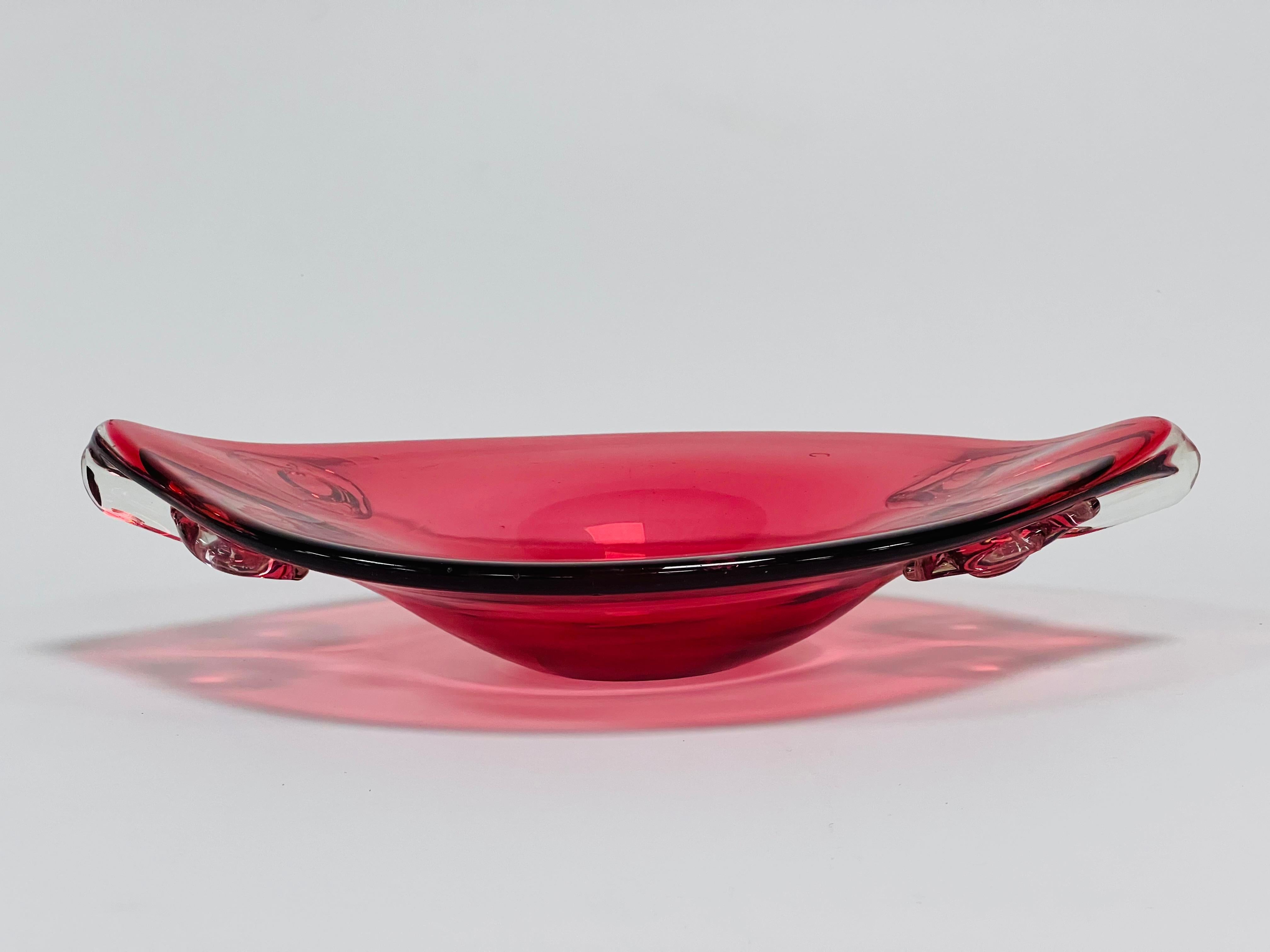 Unglaublicher Archimede Seguso Tisch aus rotem Murano Glas um 1950 mit aufgesetztem Glas. Handgefertigtes 
