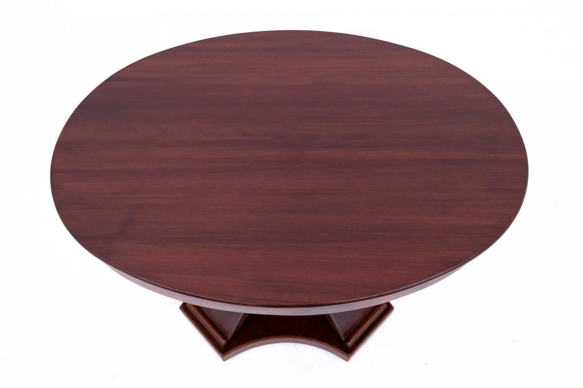Walnut Center table, Northern Europe, circa 1890. For Sale