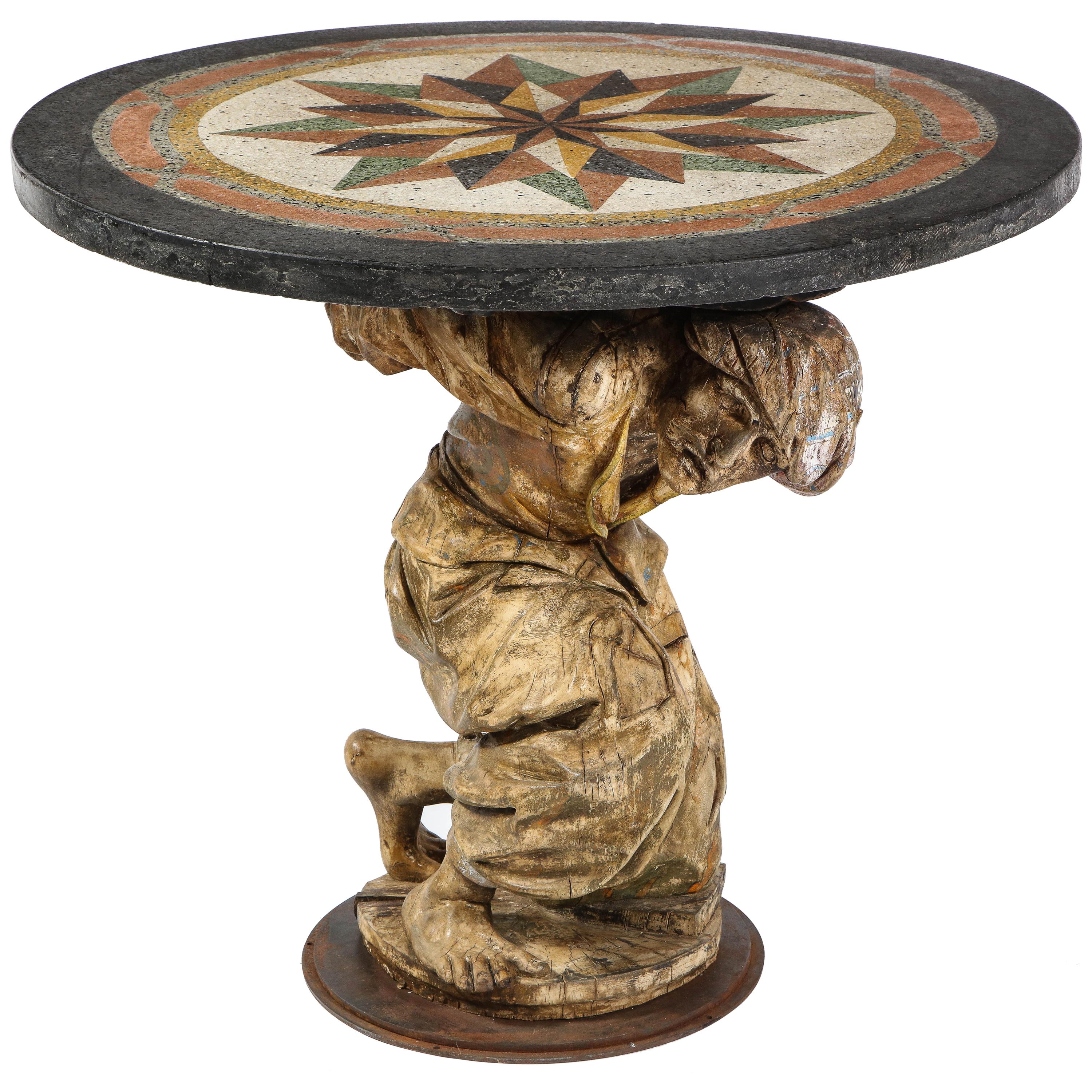 Mitteltisch mit geschnitzter römischer Holzfigur eines Mannes mit Pietra Dura-Platte, geschnitzt im Angebot