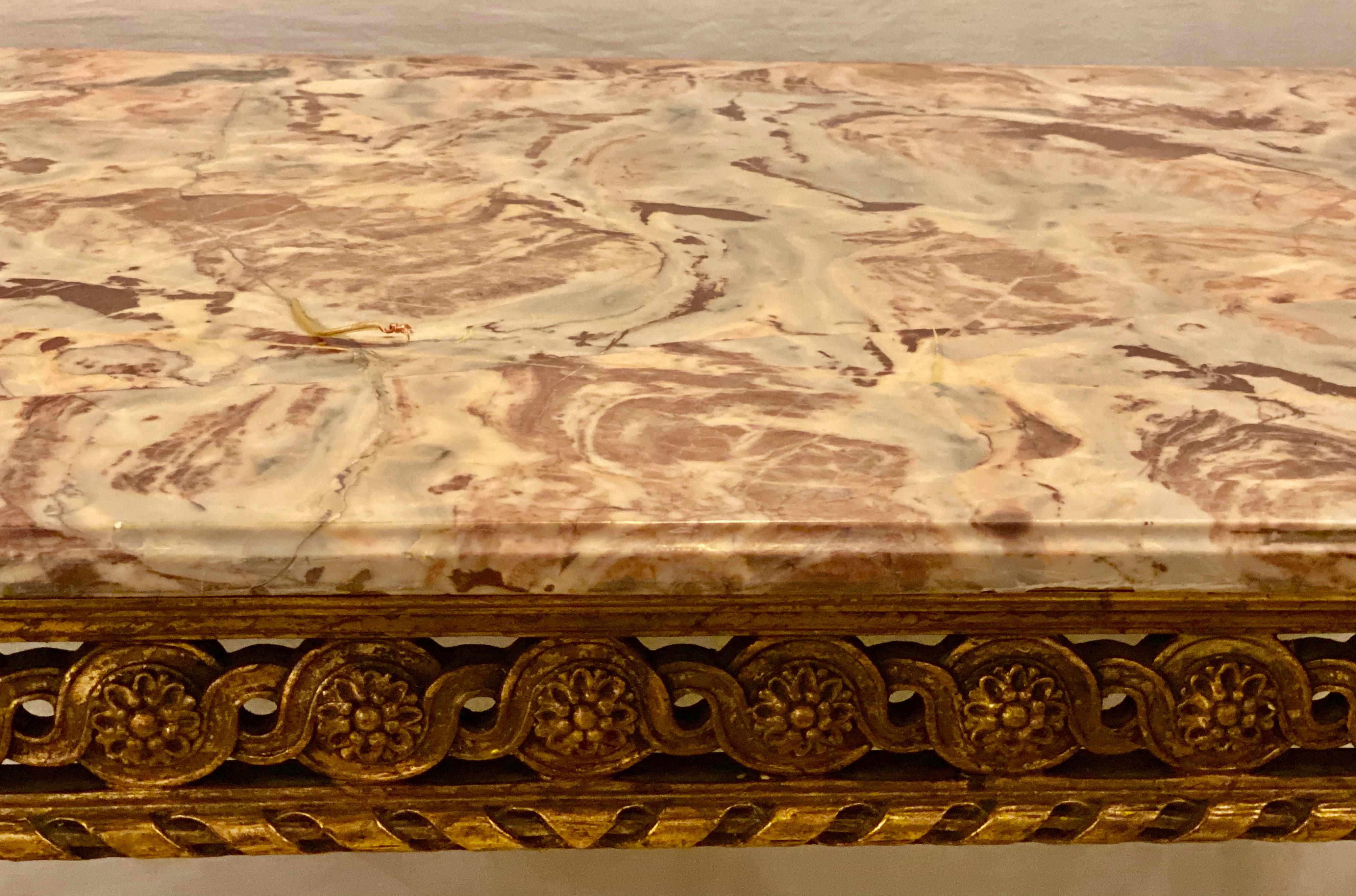 Marbre Table centrale ou console de style Louis XVI Jansen avec superbe plateau en marbre doré en vente