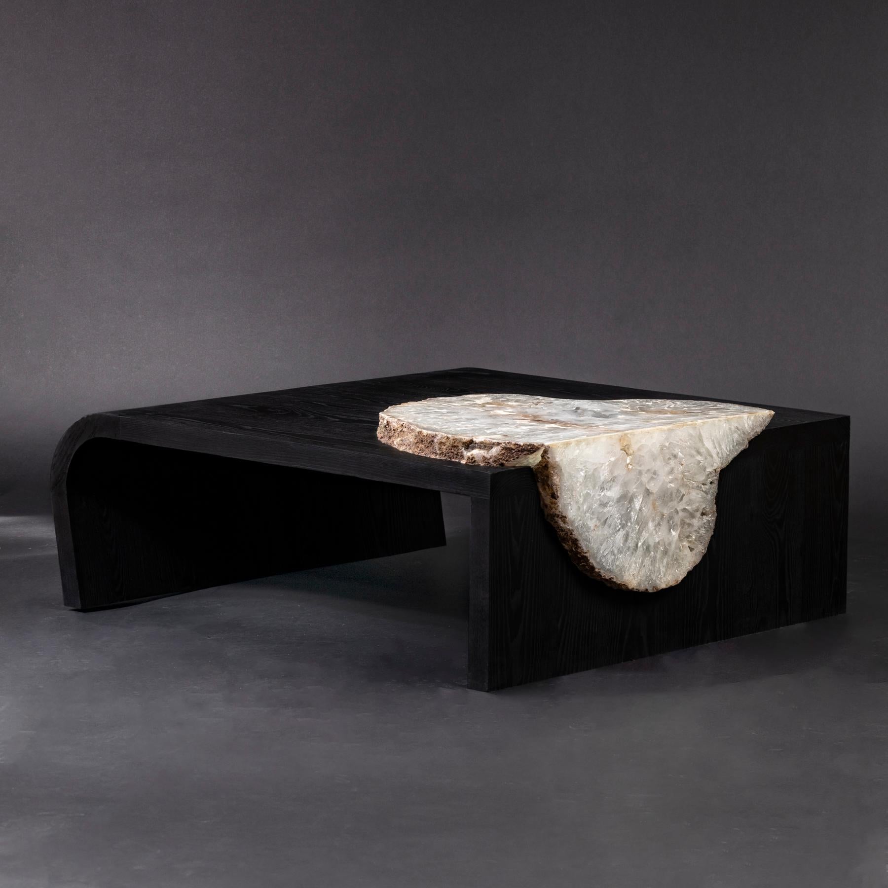 Organico moderno Tavolo da centro Shou Sugi Ban 'Burned' in legno massiccio di frassino americano con lastra di agata in vendita