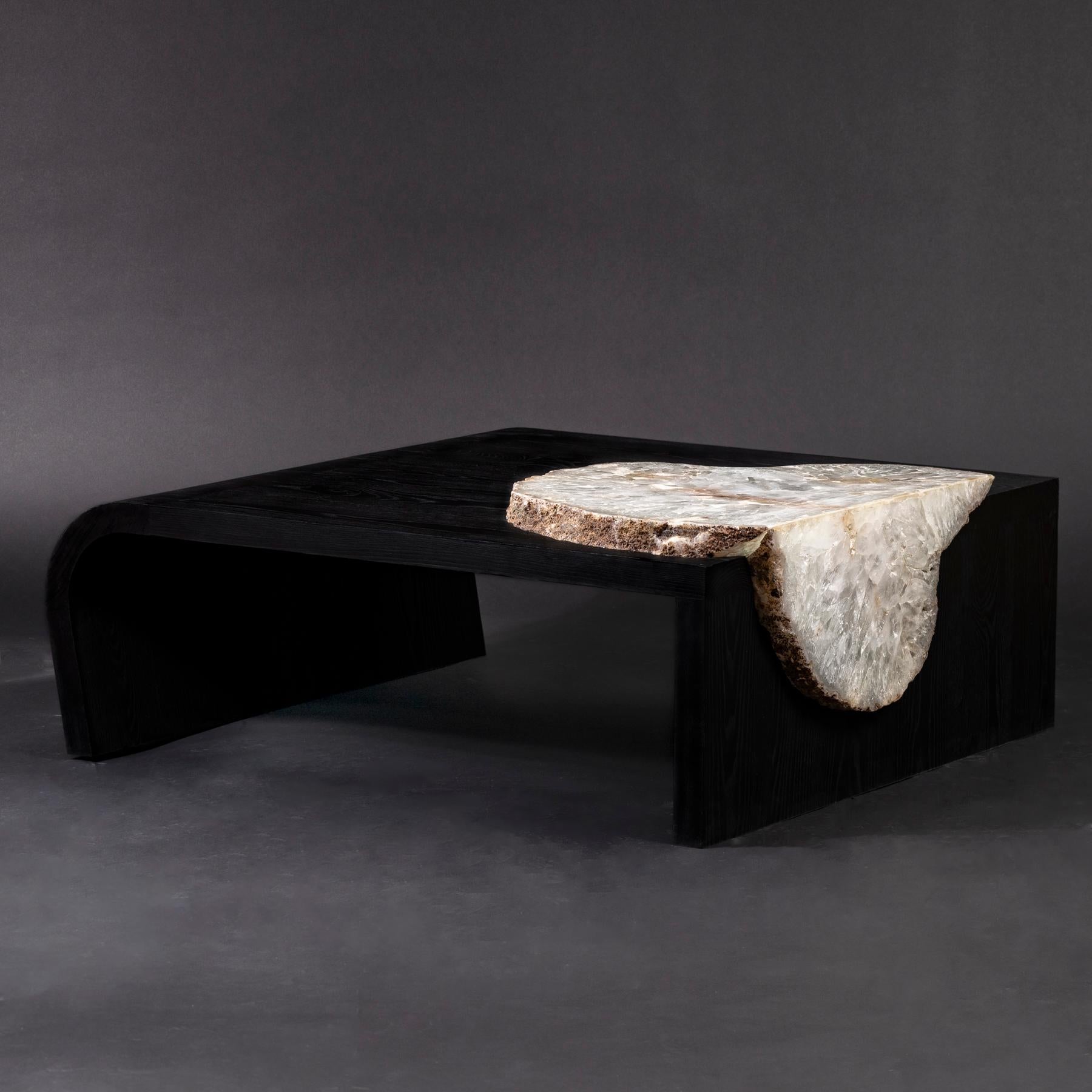 Center Tisch Shou Sugi Ban 'Burned' amerikanisches massives Eschenholz mit Achatplatte (21. Jahrhundert und zeitgenössisch) im Angebot