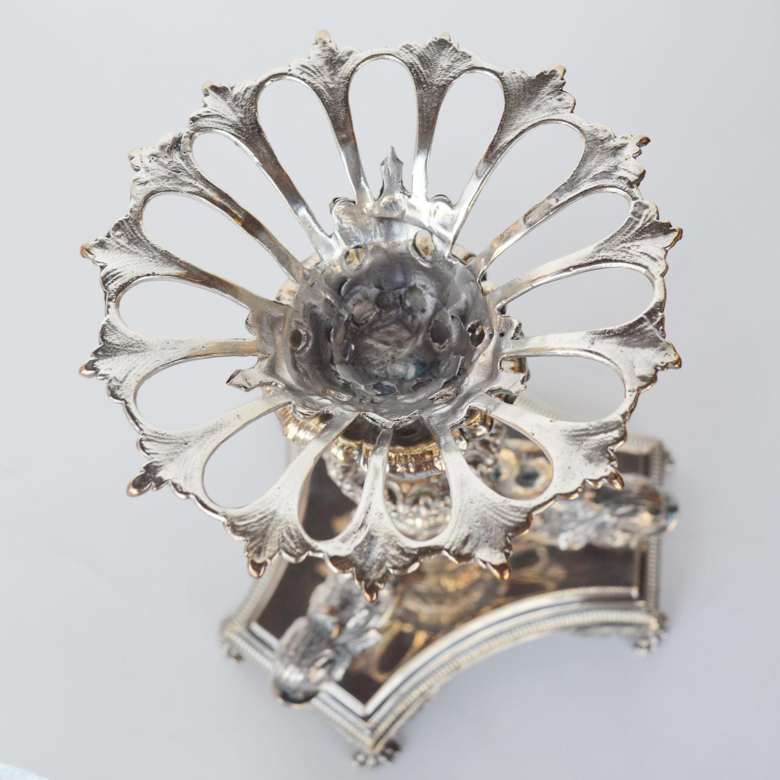 Tafelaufsatz aus Silber und geschliffenem Kristall, spätes 19. Jahrhundert im Angebot 4