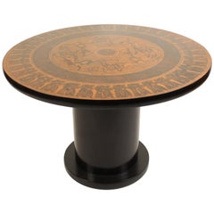 Table centrale avec plateau en faux cuivre gravé de motifs égyptiens