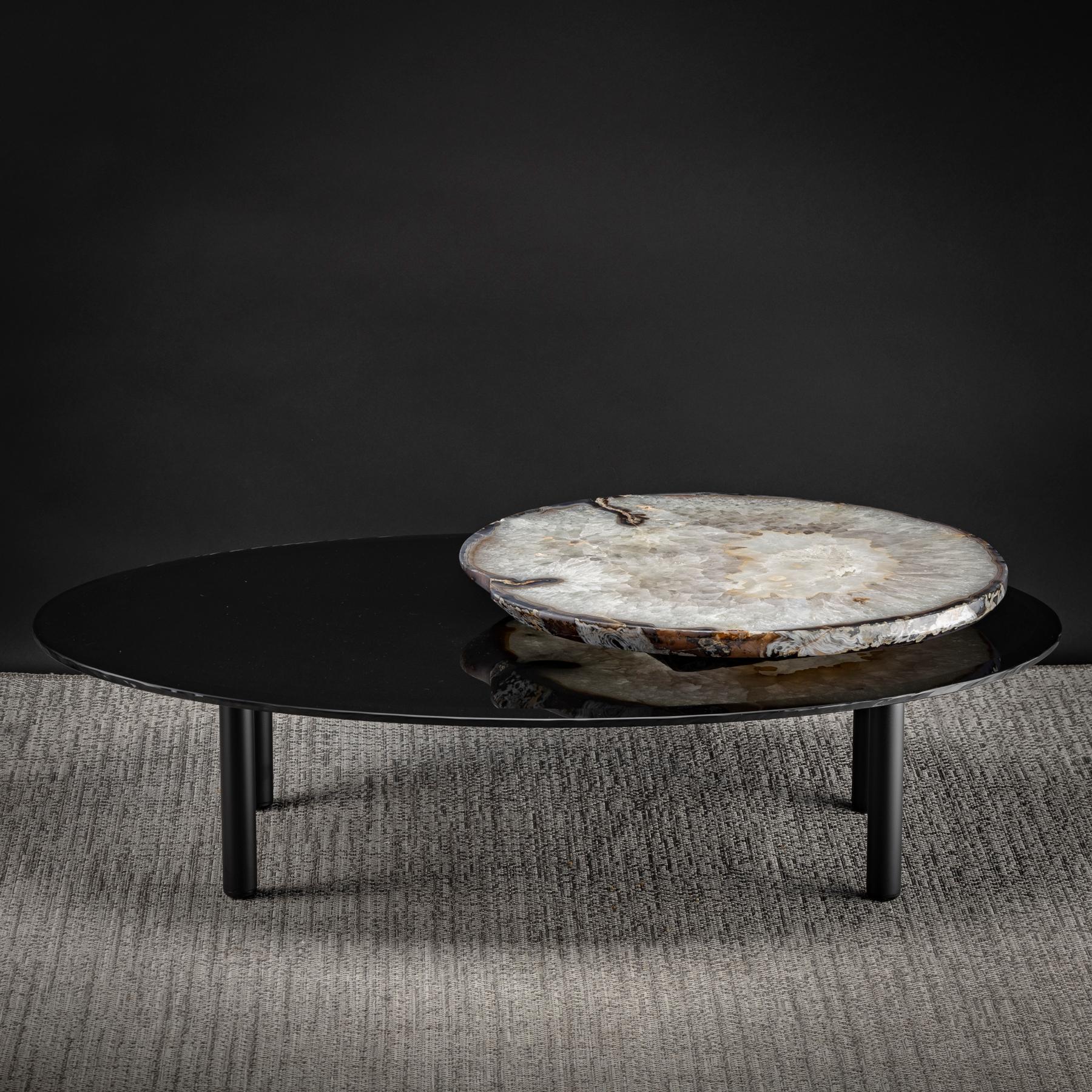 Cette table centrale est un modèle original comprenant une agate brésilienne (agate rotative) 