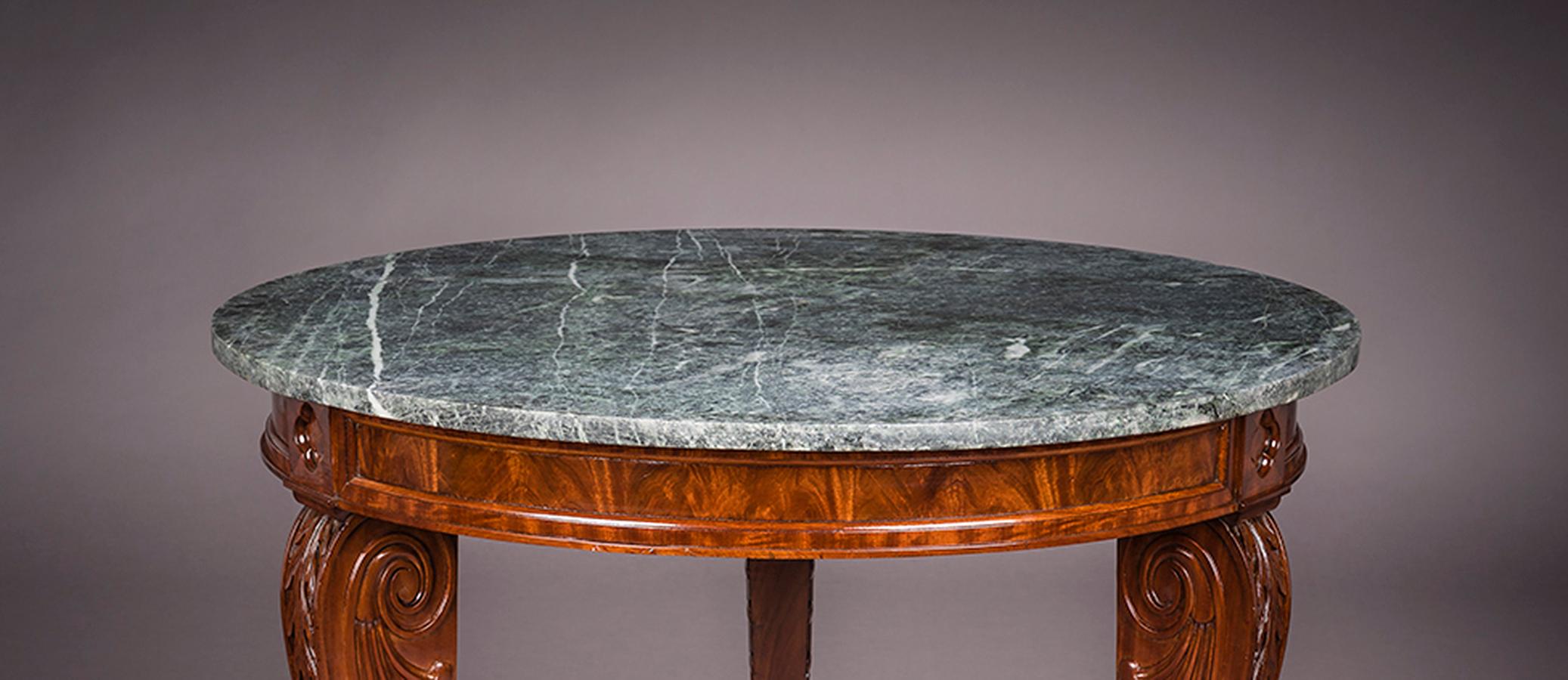 Classique américain Table centrale avec pieds en volutes, pieds en forme de pattes et plateau en marbre en vente