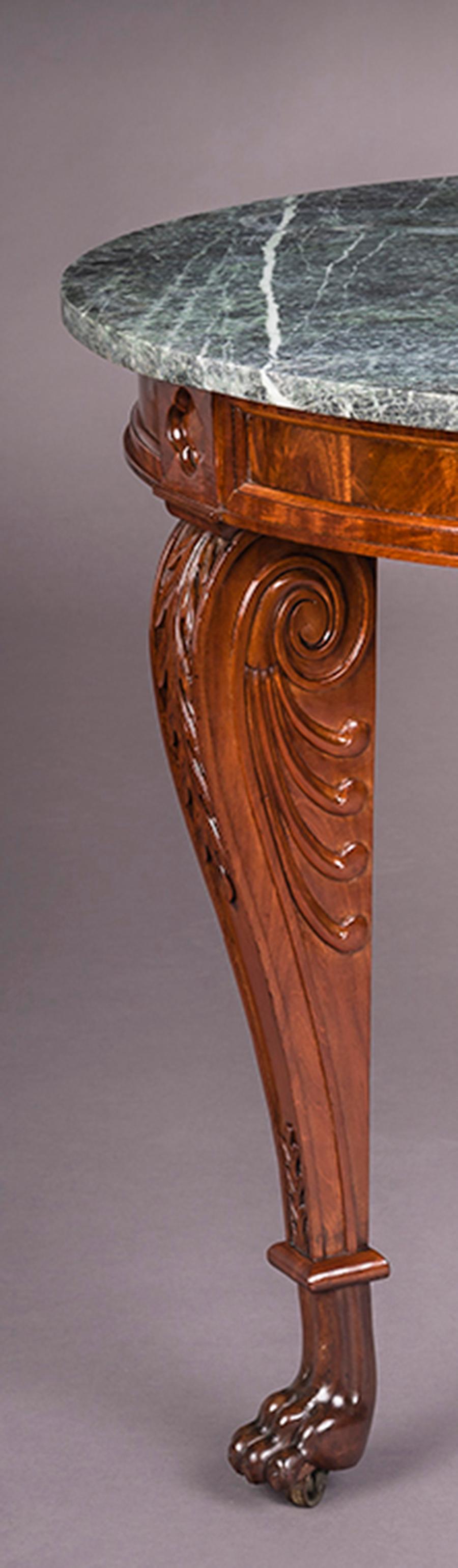 Américain Table centrale avec pieds en volutes, pieds en forme de pattes et plateau en marbre en vente
