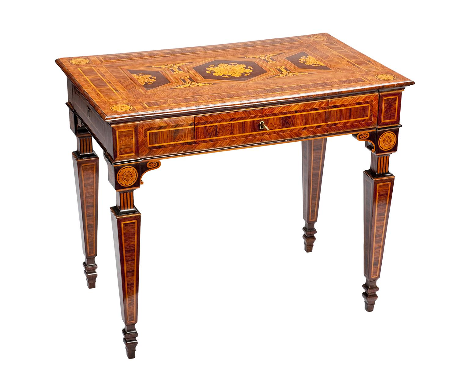 Table à écrire centrale
Frères Cassina (Francesco et Giuseppe)
Milan, 26 janvier 1796
79.5 x 94 x 58.5 cm
État de conservation : excellent

La table rectangulaire présente un plateau légèrement débordant avec un bord en forme de bec de hibou. Le