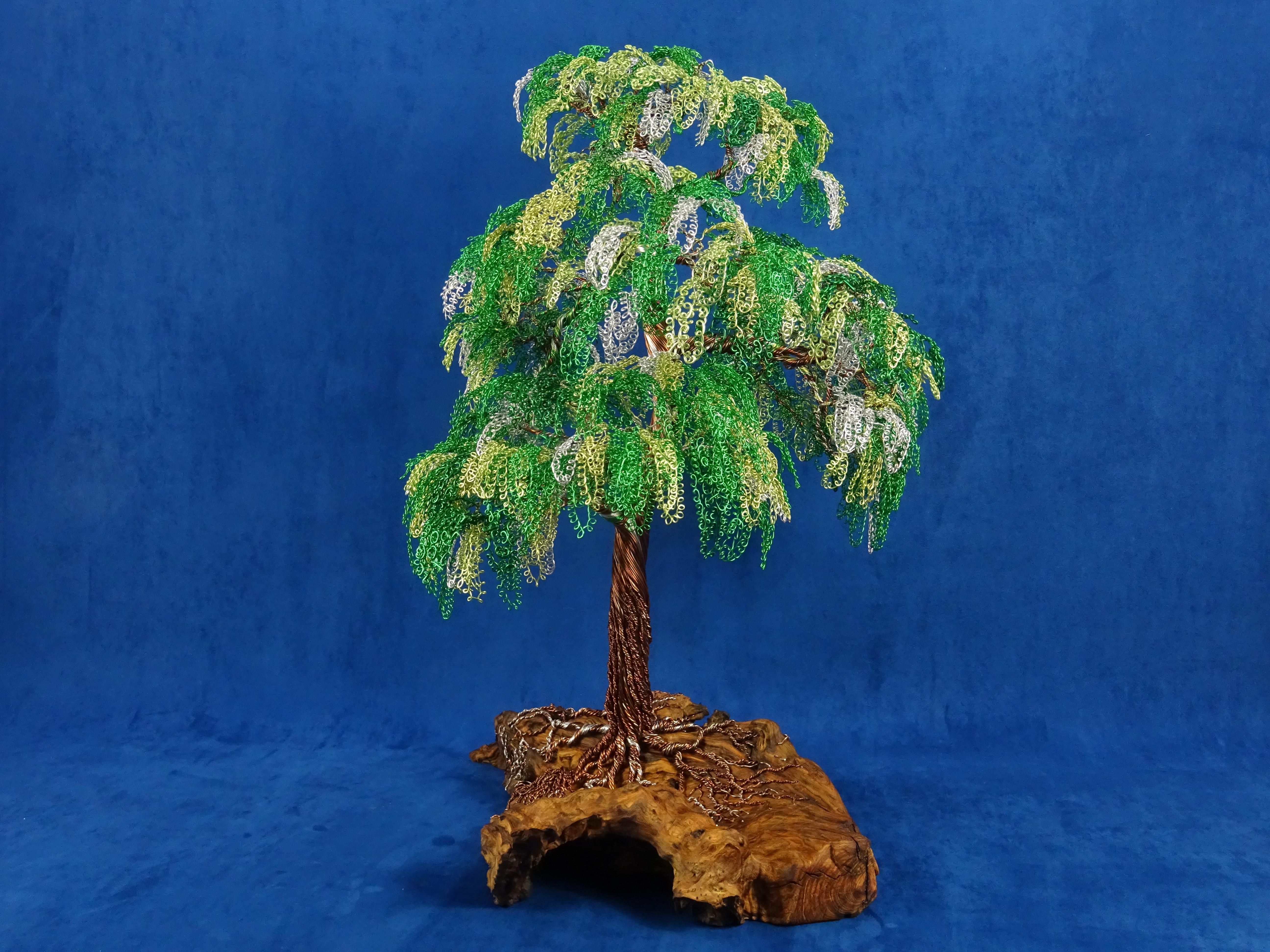 L'artigiano si ispira sempre alla natura e agli eventi naturali. 
I materiali sono il legno e i metalli, che rappresentano la forza della vita e le radici di Mother Nature.
Le sculture sono composte da fili che si intrecciano tra loro (alluminio o