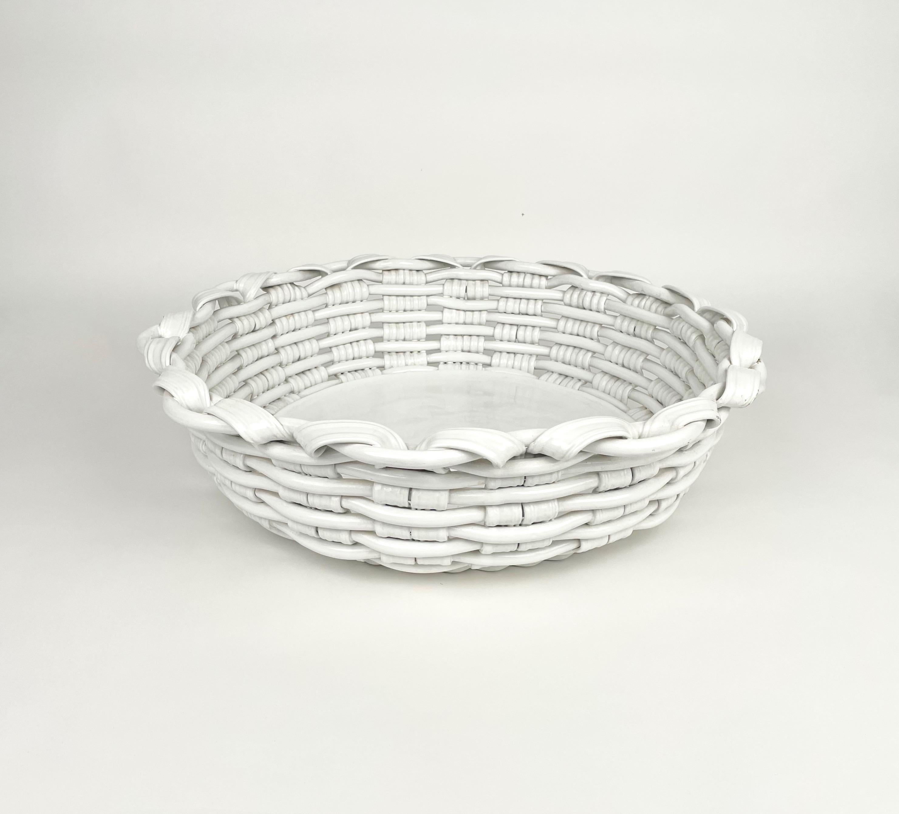 Big centerpiece bowl in woven white ceramic manufactured by Vivai del Sud, Italy, 1970s. 
The original label is still attached on the bottom, as shown in the photos.

Vivai del Sud was a Roman company established in 1950 as a specialist in