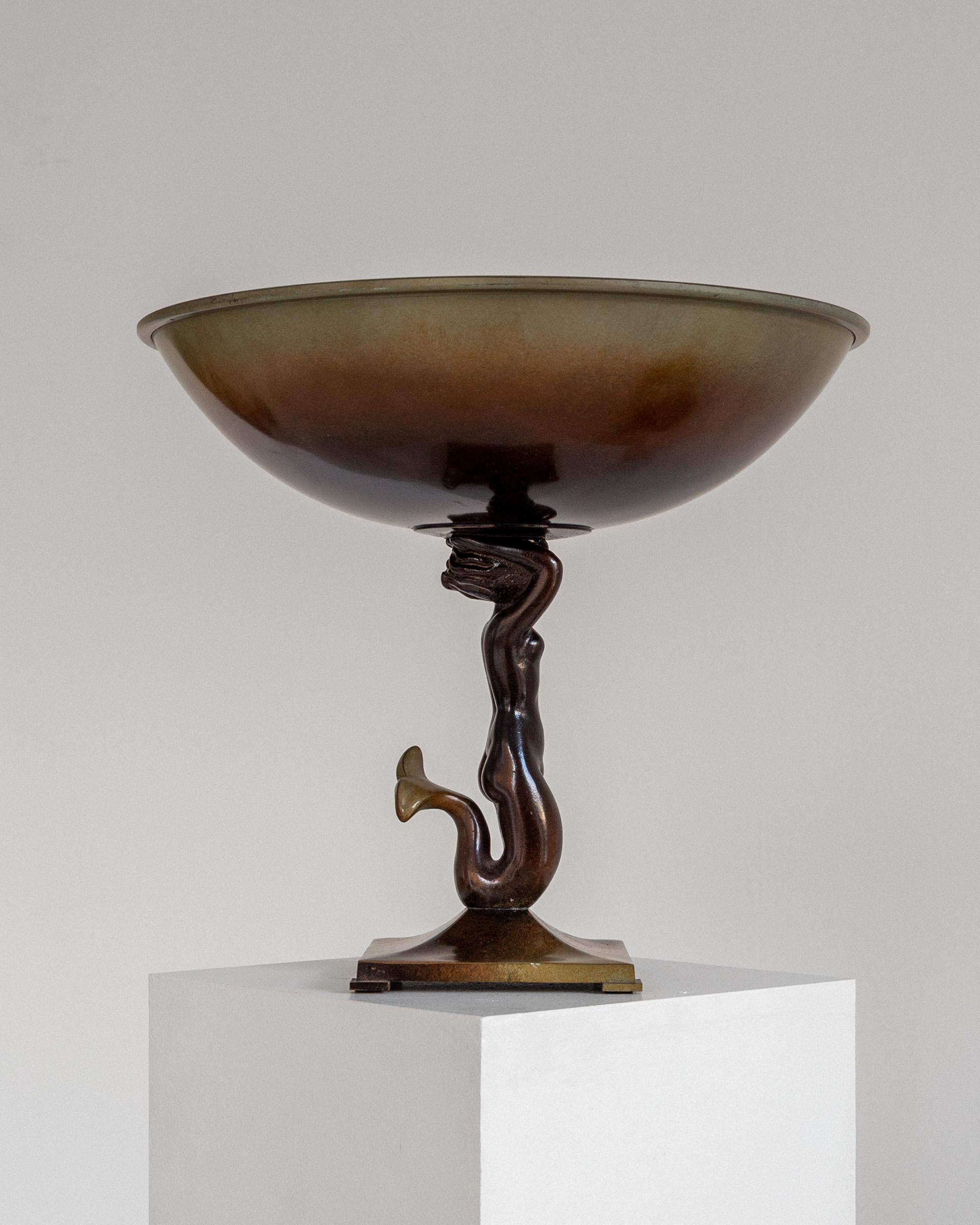 Große Art-Déco-Schale auf Fuß, hergestellt von der bekannten schwedischen Firma Ystad Brons in den 1930er Jahren. Gegossen in Bronze mit einer reichhaltigen patinierten Oberfläche in dunklen Grün- und Bronzetönen, stellt das Stück eine anmutige