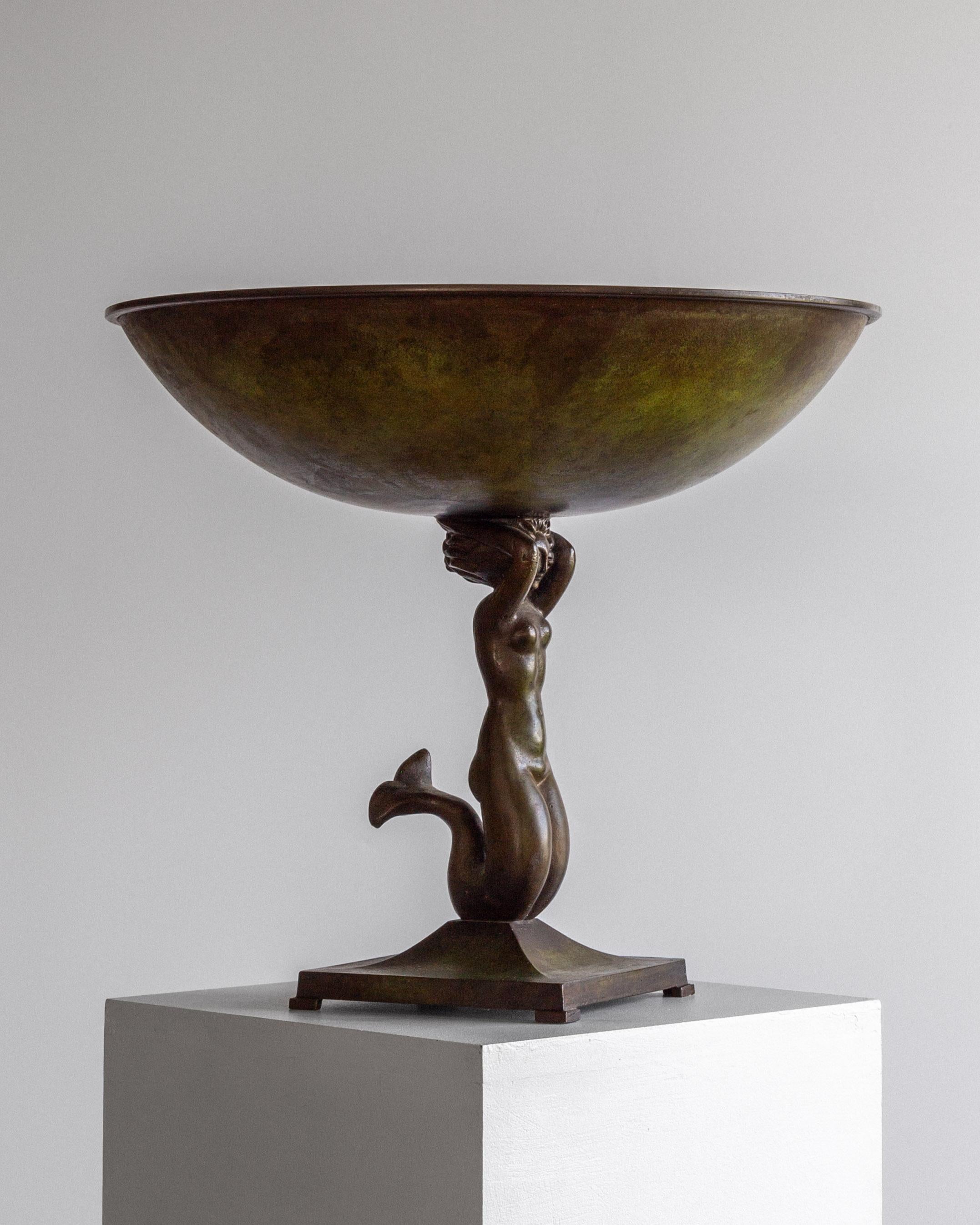 Art Déco Centrotavola in bronzo su piede con sirena di Ystad-Metall, Art Deco svedese in vendita