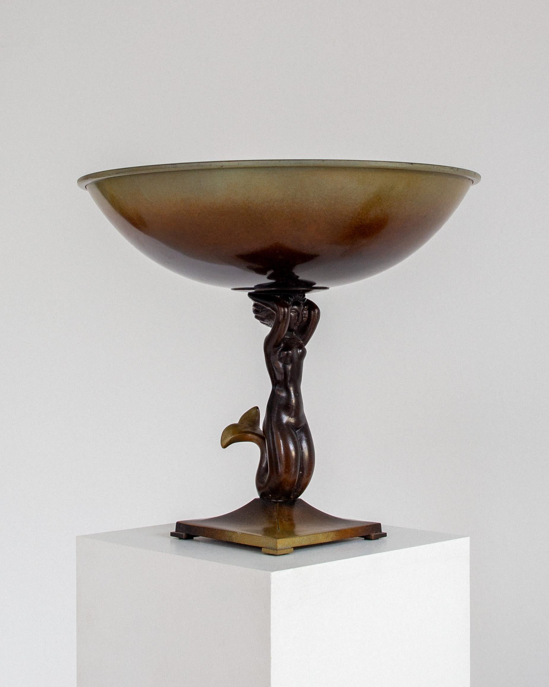 Tafelaufsatz Bronzeschale auf Fuß mit Meerjungfrau von Ystad Metall, schwedisches Art déco (Schwedisch) im Angebot