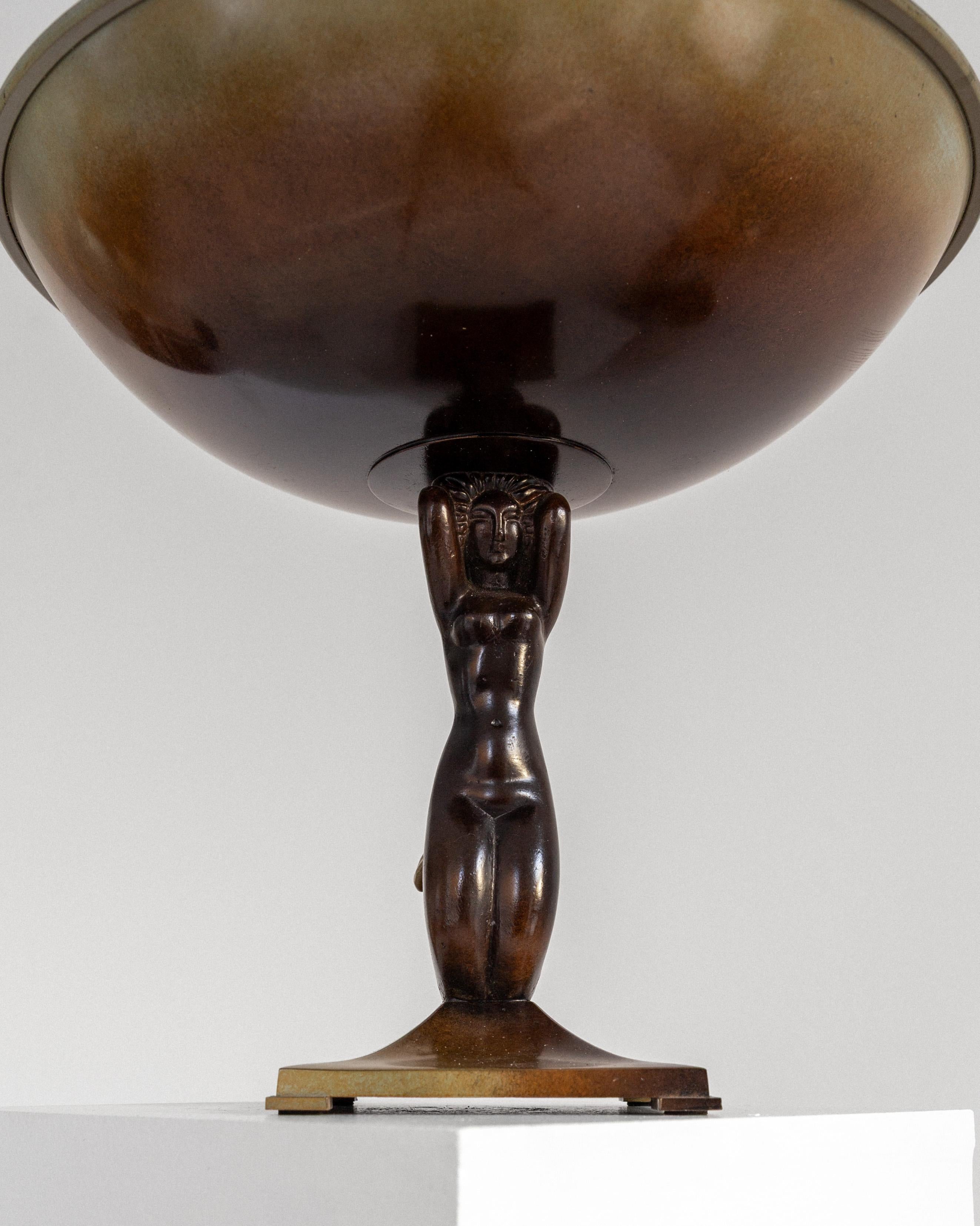 Tafelaufsatz Bronzeschale auf Fuß mit Meerjungfrau von Ystad Metall, schwedisches Art déco (Patiniert) im Angebot