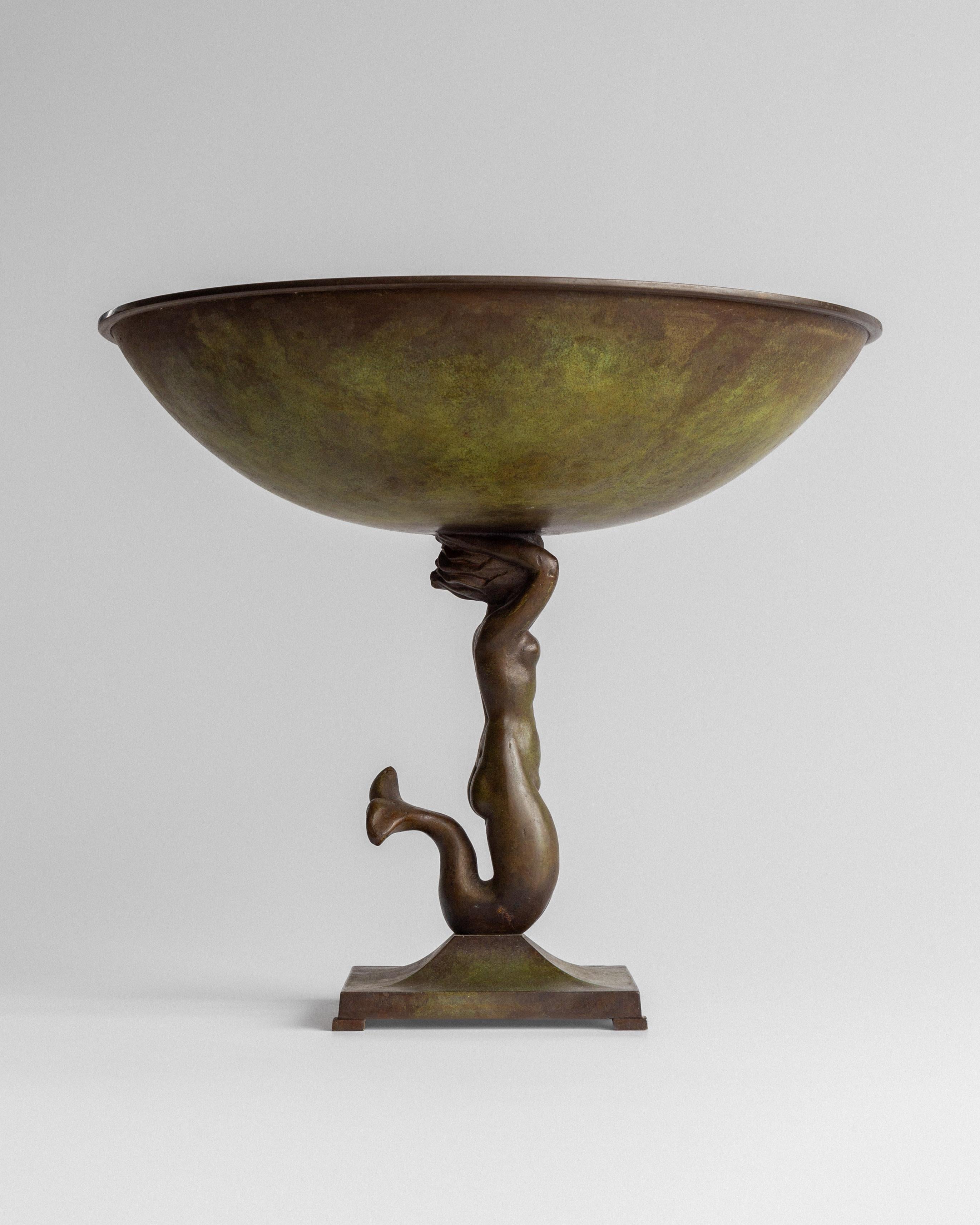 Metà XX secolo Centrotavola in bronzo su piede con sirena di Ystad-Metall, Art Deco svedese in vendita